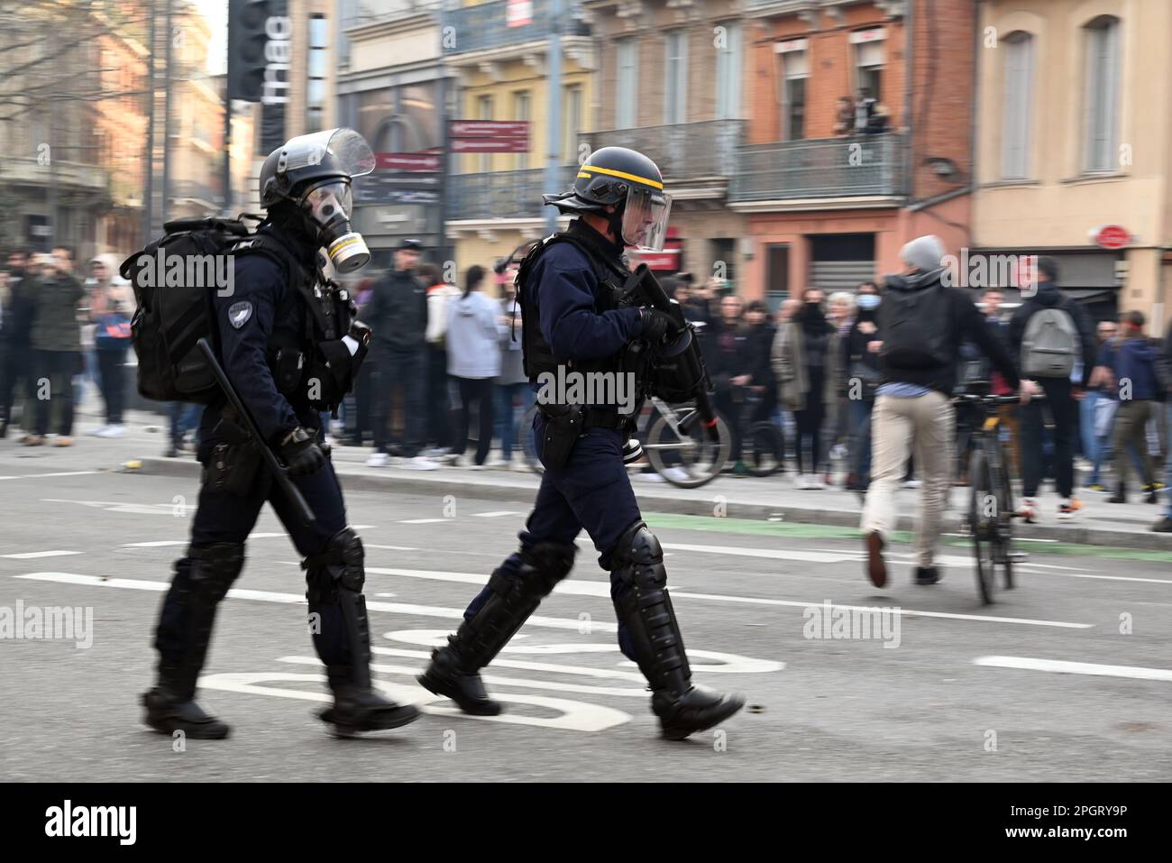 2023 03 23: Die Demonstrationen gegen das neue Rentengesetz von Präsident Macron in Frankreich führten zu gewaltsamen Zusammenstößen mit Polizeieinheiten gegen Aufruhr in ganz Frankreich. Stockfoto