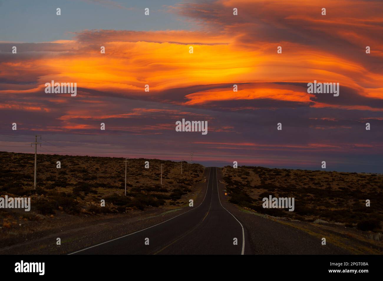 Seltsame Wolkenbildung bei Sonnenuntergang in Ruta 40, Las Lajas, Provinz Neuquén, Argentinien Stockfoto