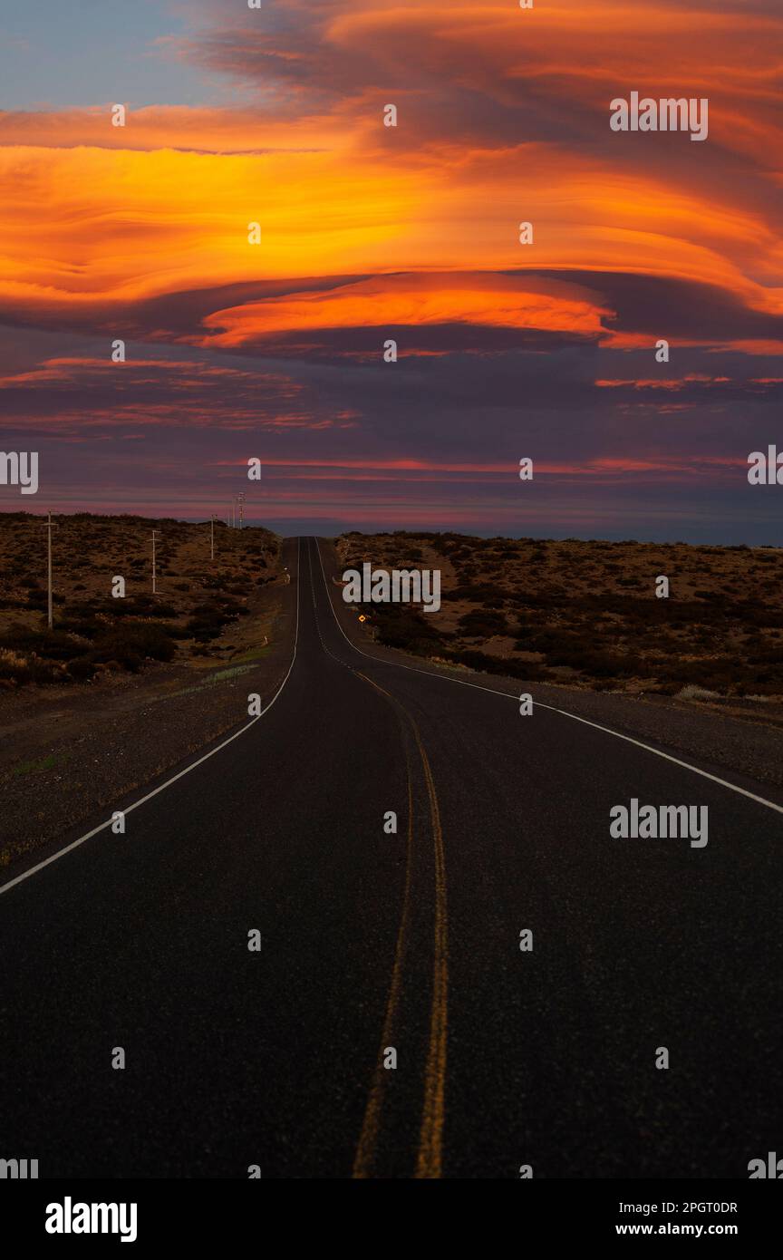 Seltsame Wolkenbildung bei Sonnenuntergang in Ruta 40, Las Lajas, Provinz Neuquén, Argentinien Stockfoto