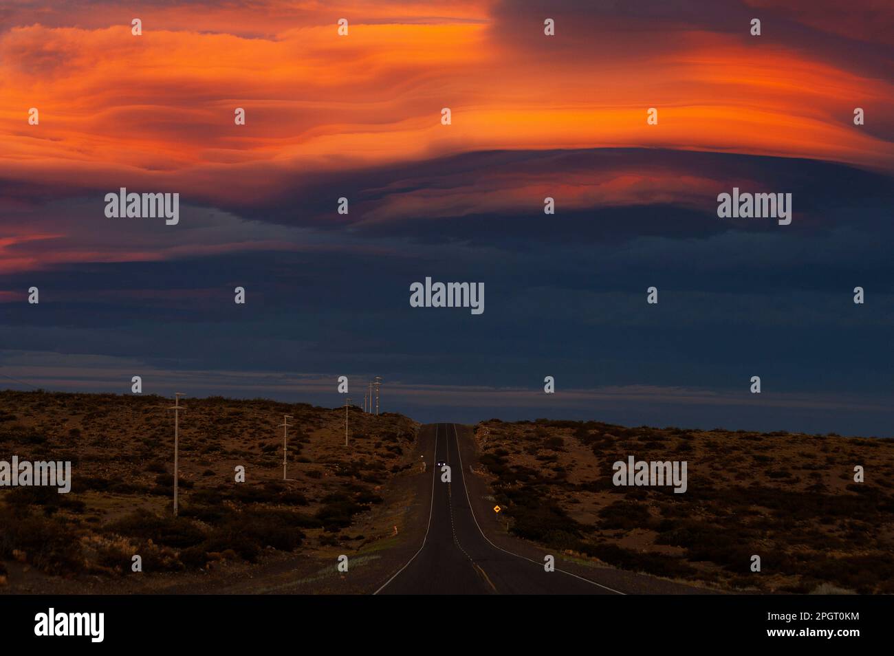 Seltsame Wolkenbildung bei Sonnenuntergang in Ruta 40, Las Lajas, Provinz Neuquén, Argentinien Stockfoto