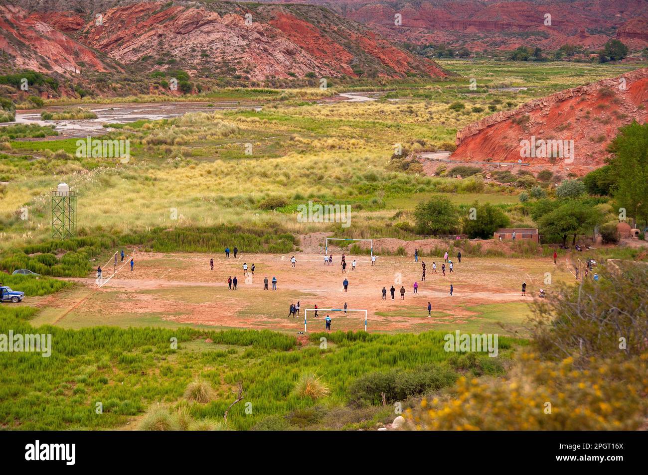 Studenten, die Fußball auf dem Fußballfeld Nehuen Iglesias, Dorf Pueblo Viejo bei La Poma, auf der Ruta 40, Provinz Salta, Argentinien, trainieren Stockfoto