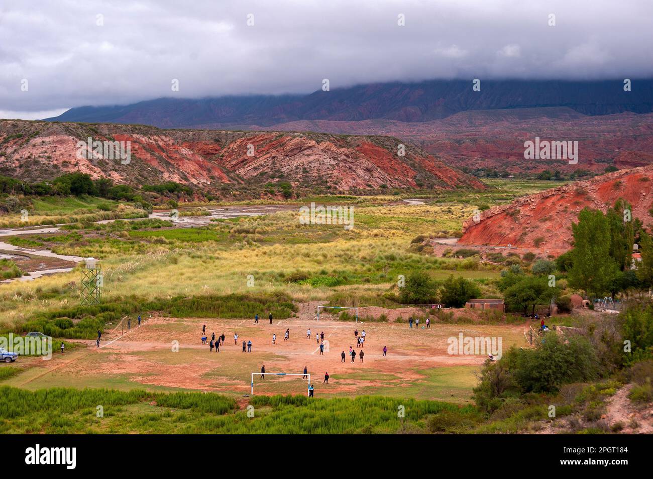 Studenten, die Fußball auf dem Fußballfeld Nehuen Iglesias, Dorf Pueblo Viejo bei La Poma, auf der Ruta 40, Provinz Salta, Argentinien, trainieren Stockfoto
