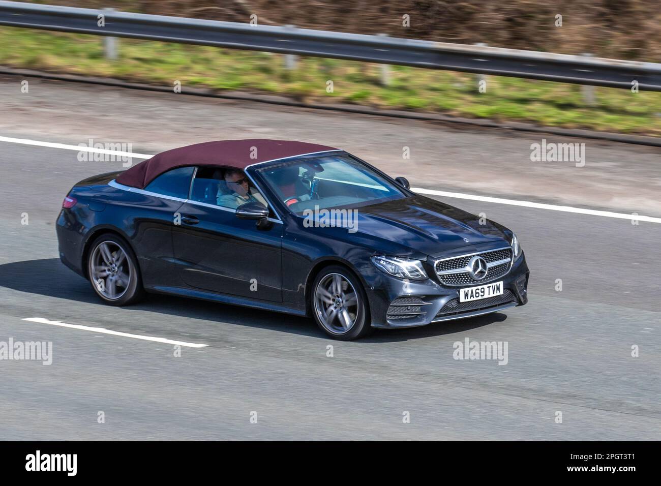 2019 Black MERCEDES BENZ E350 AMG LINE 9-Gang-Automatikgetriebe, E350 9G-Tronic-Auto-Start/Stopp, Benzinmotor 1991cc Cabriolet; Fahrt auf der Autobahn M61 UK Stockfoto