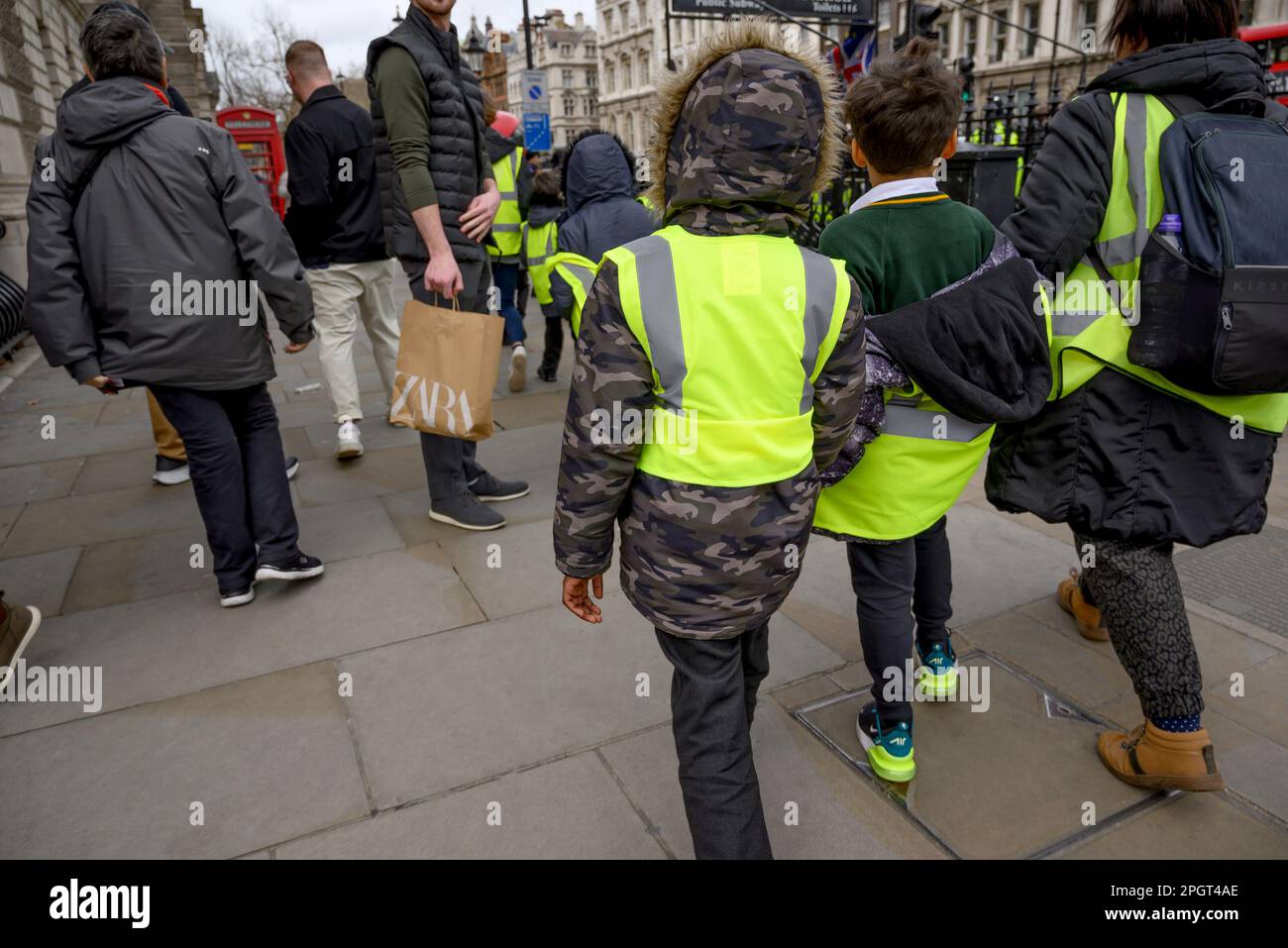 London, England, Großbritannien. Kleine Schulkinder auf einem Ausflug in London, in Warnjacken Stockfoto