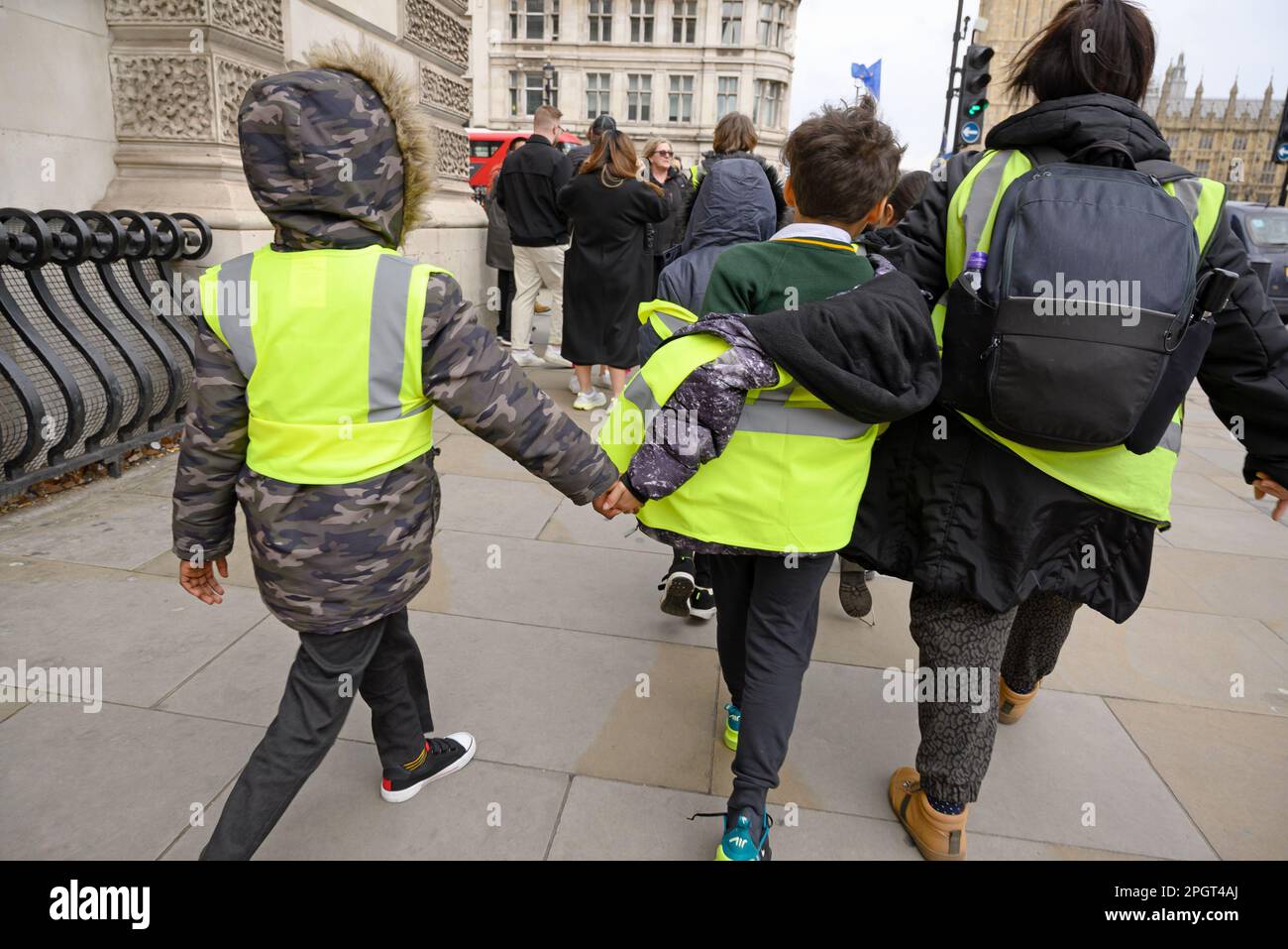 London, England, Großbritannien. Kleine Schulkinder auf einem Ausflug in London, in Warnjacken Stockfoto