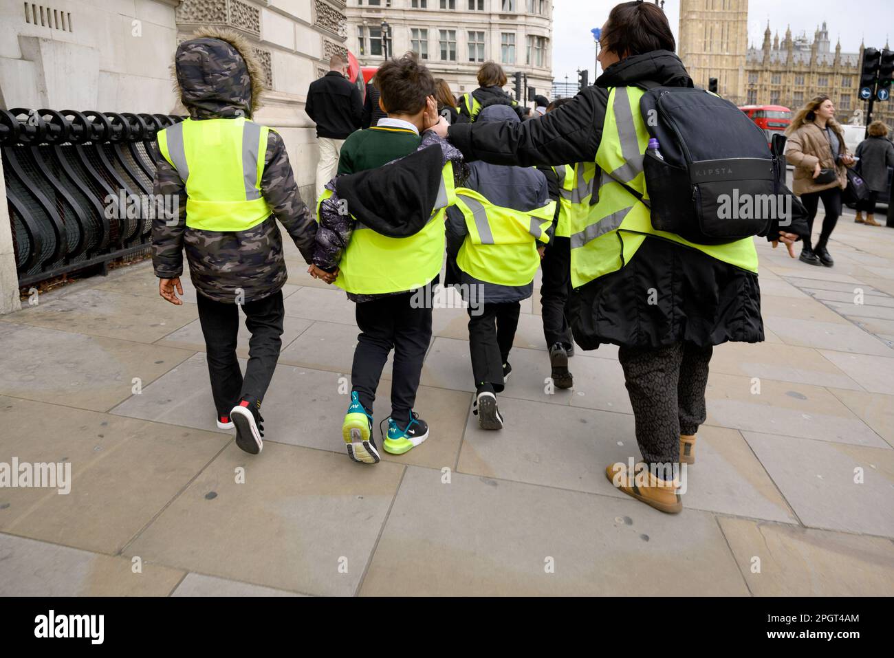 London, England, Großbritannien. Kleine Schulkinder auf einem Ausflug in London, in Warnjacken Stockfoto