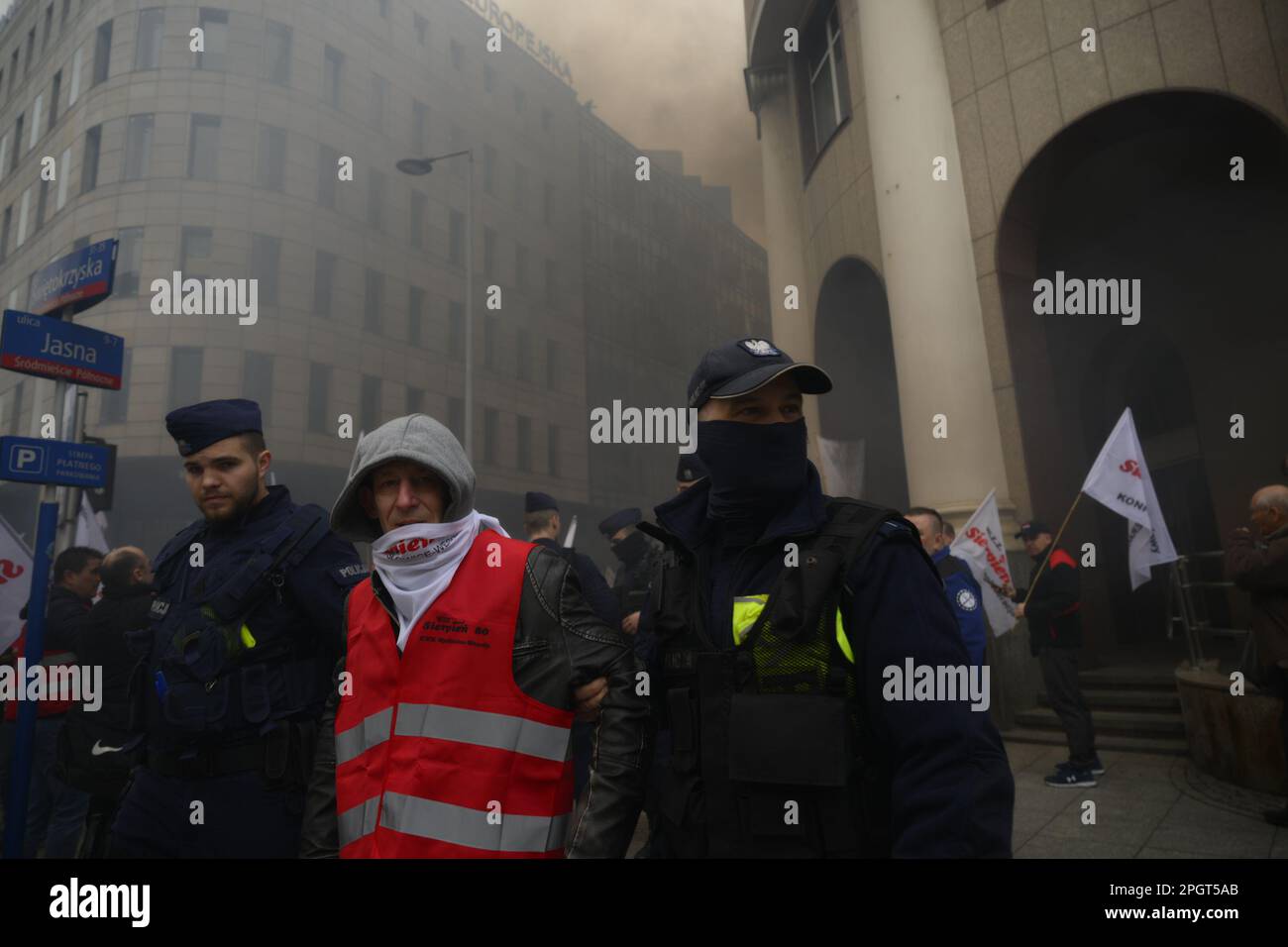 Warschau, Polen. 24. März 2023. Gewerkschaften von Bergleuten protestieren am 24. März 2023 gegen EU-Vorschläge für neue Vorschriften zur Verfolgung von Methanemissionen in Warschau (Polen). (Foto: Jaap Arriens/Sipa USA) Guthaben: SIPA USA/Alamy Live News Stockfoto