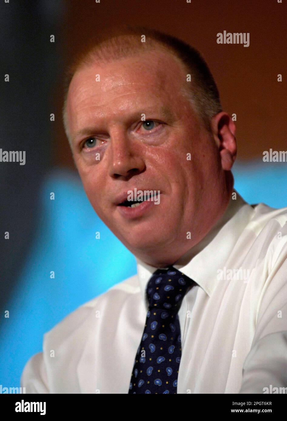 Dossierfoto vom 21. März 10/09 von Fire Brigade Union Secretary Matt Wrack spricht an FBU-Mitglieder in der Central Methodist Hall im Zentrum von London. Die Gewerkschaften werden aufgefordert, eine Kampagne zu starten, um sich dem umstrittenen neuen Gesetz über Mindestdienstleistungen während Streiks zu widersetzen. Herr Wrack hat gefordert, dass die Mindestvorschriften für die Dienstgüte, die derzeit vom Parlament verabschiedet werden, nicht eingehalten werden. Ausgabedatum: Freitag, 24. März 2023. Stockfoto