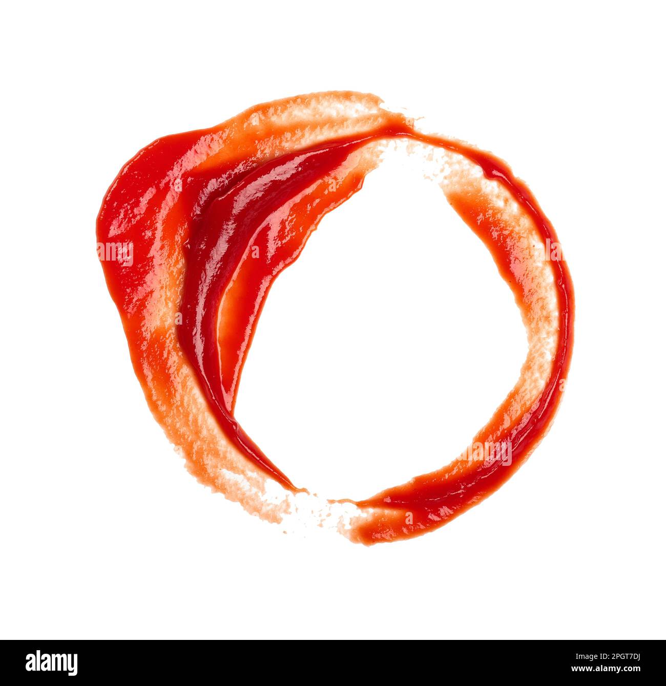 Nahaufnahme nasser Fleck von roter Ketchup-Tomatensoße isoliert auf weißem Hintergrund, Draufsicht, direkt darüber Stockfoto