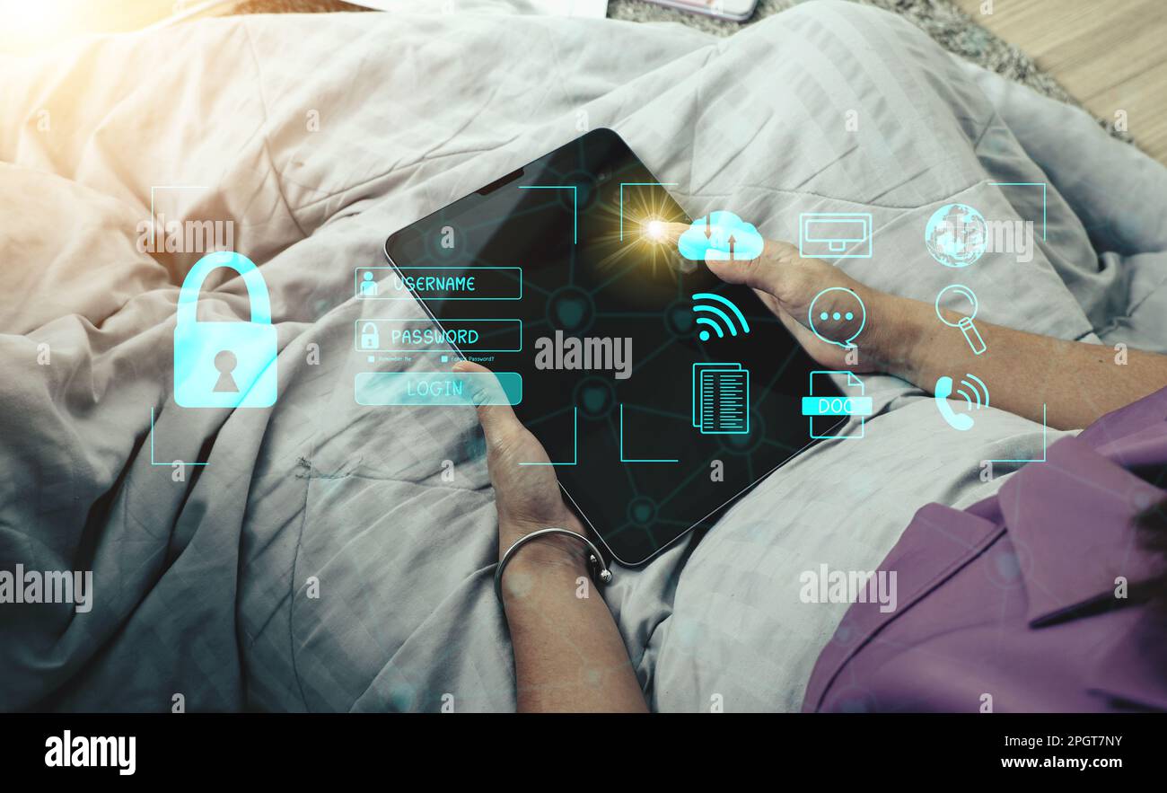 Konzept : Cybersicherheit Globale Netzwerksicherheitstechnologie, Schutz personenbezogener Daten. Verschlüsselung mit einem Schlüsselsymbol auf der virtuellen Schnittstelle. Stockfoto