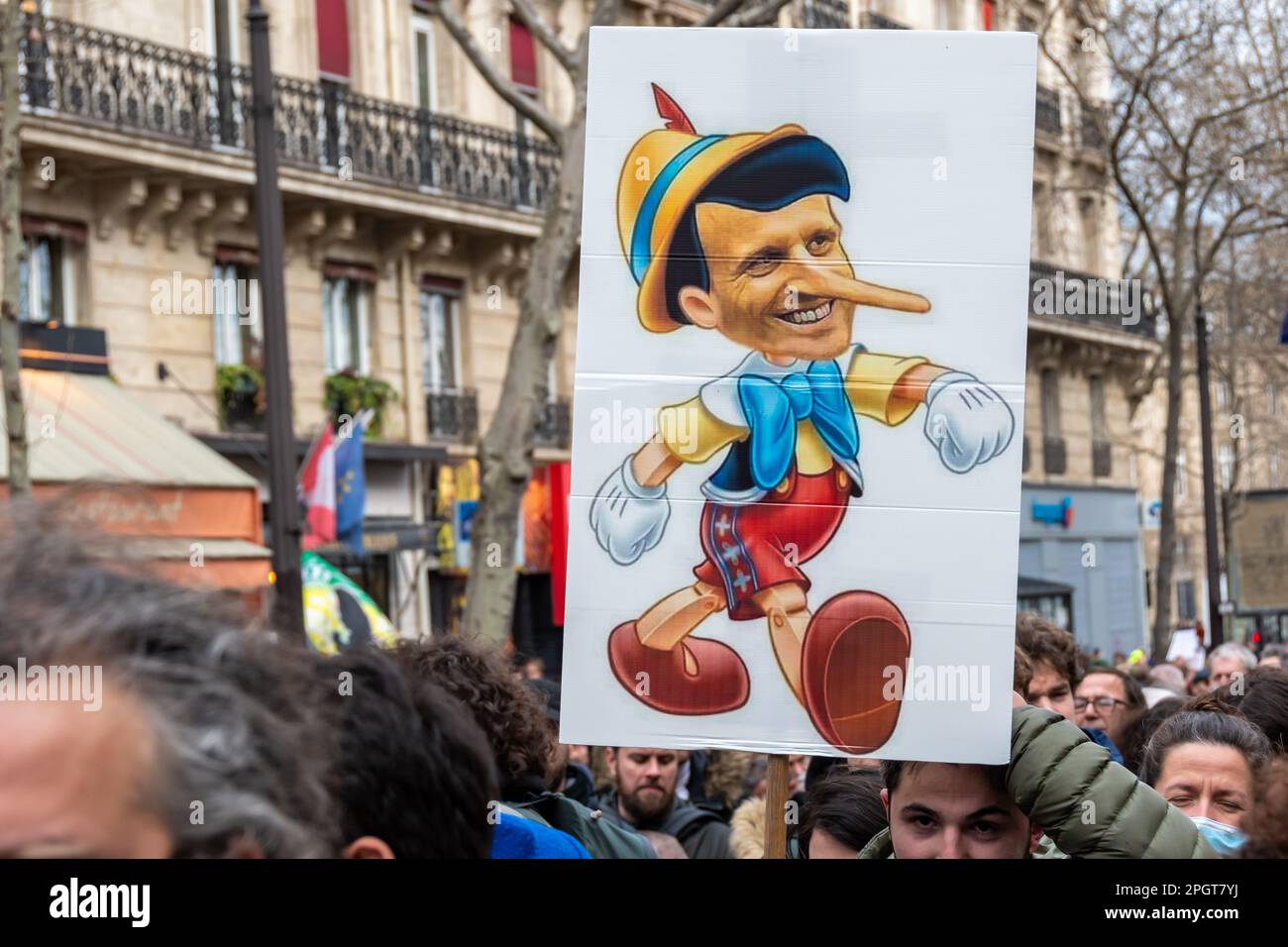 Ein Schild, das den französischen Präsidenten Emmanuel Macron als Pinocchio mit einer langen Nase, d. h. als Lügner, während eines marsches gegen die Rentenreform darstellt Stockfoto