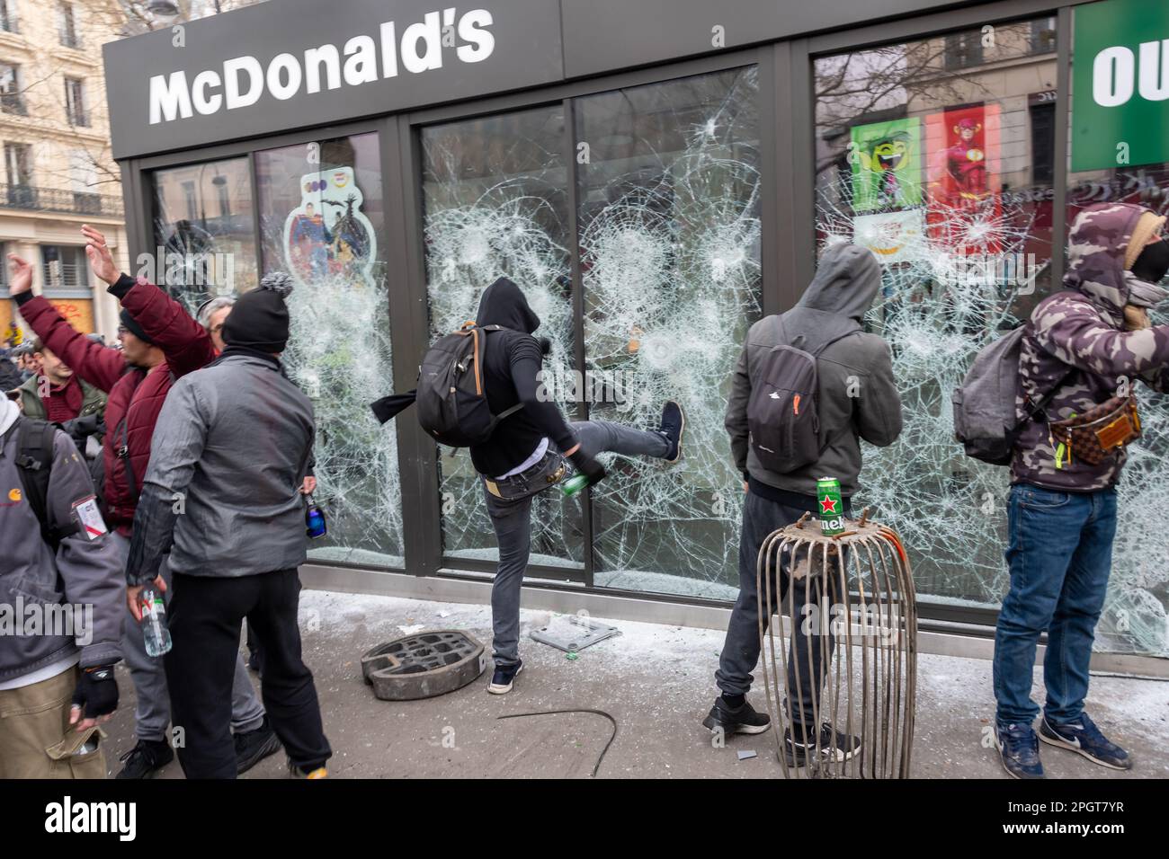 Ein französischer Aufruhr zerbrach das Fenster eines McDonald's Restaurants, während eines Protests in Paris, Frankreich Stockfoto