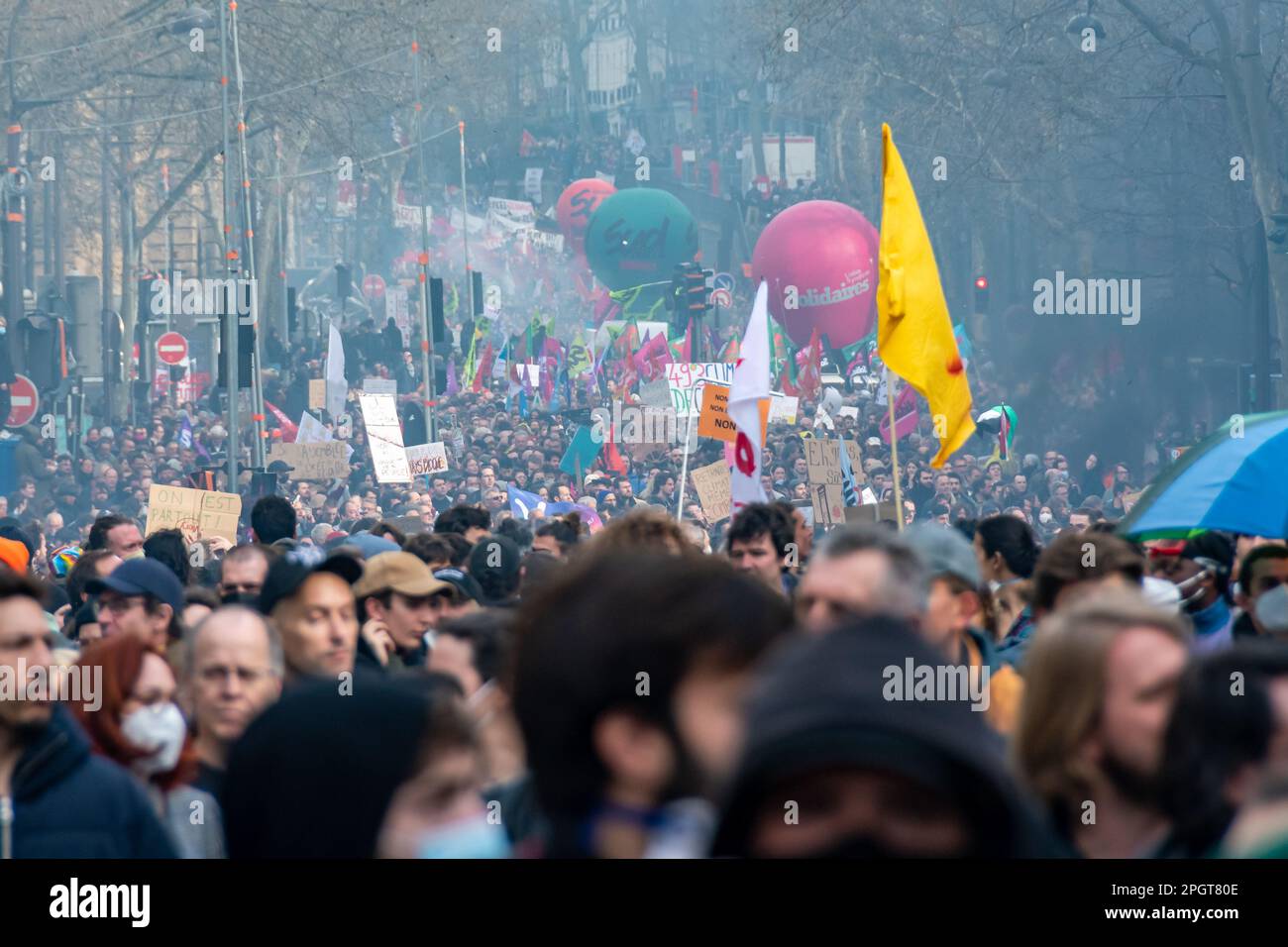 Eine Menge Franzosen marschieren in einer Straße von Paris, Frankreich, während einer Demonstration gegen die Rentenreform der Regierung Stockfoto