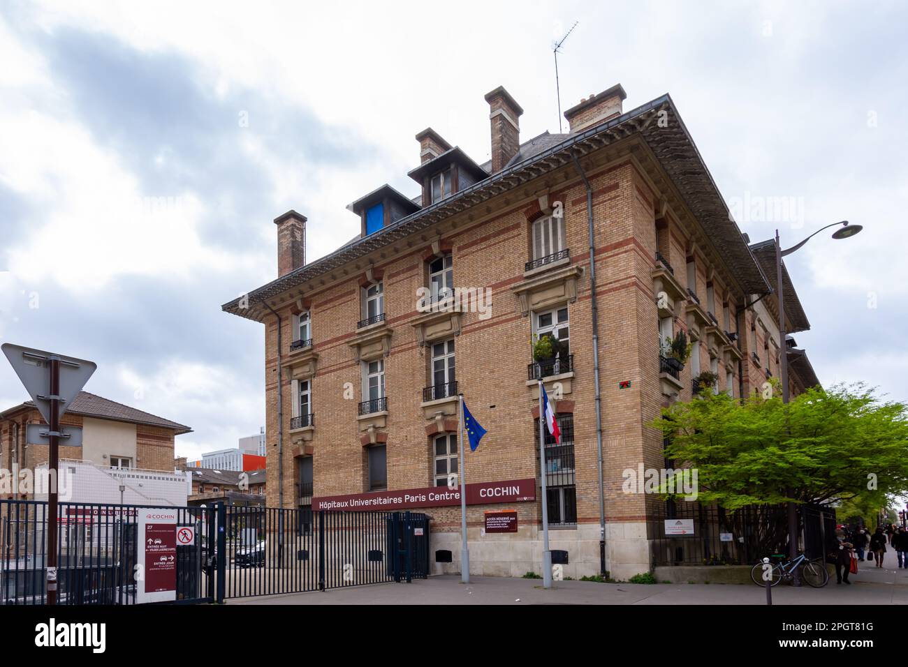 Außenansicht des Cochin-Krankenhauses, eines Universitätsklinikums der Assistance Publique - Hôpitaux de Paris (AP-HP) Stockfoto