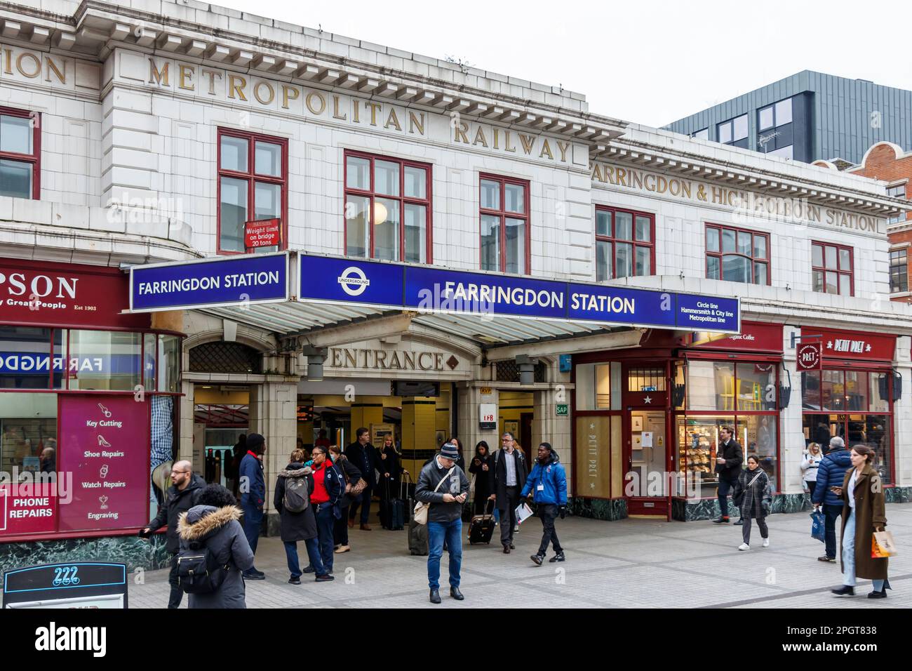 Eingang zur U-Bahnstation Farringdon, das alte Schild „Metropolitan Railway“ über der modernen Markise, London, Großbritannien Stockfoto