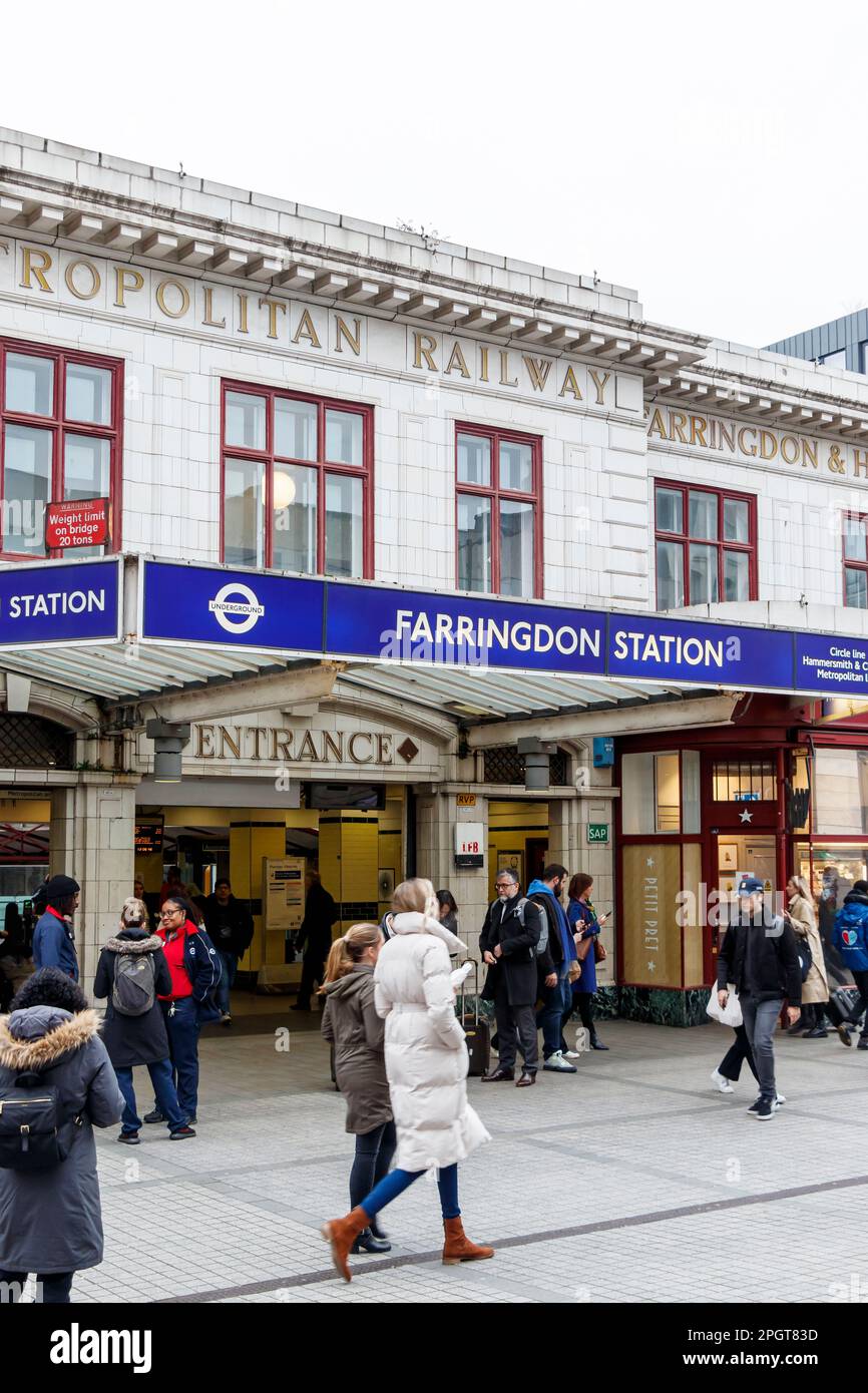 Eingang zur U-Bahnstation Farringdon, das alte Schild „Metropolitan Railway“ über der modernen Markise, London, Großbritannien Stockfoto
