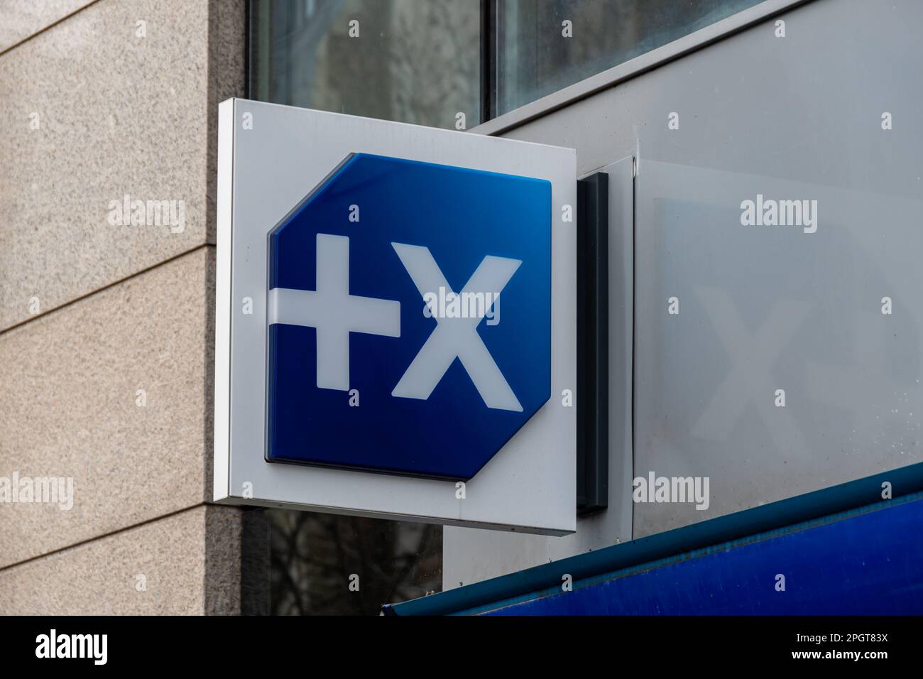 Unterschrift und Logo einer regionalen Zweigstelle der Banque Populaire-Gruppe, einer französischen Bank- und Finanzgruppe regionaler Banken, einschließlich BRED Stockfoto