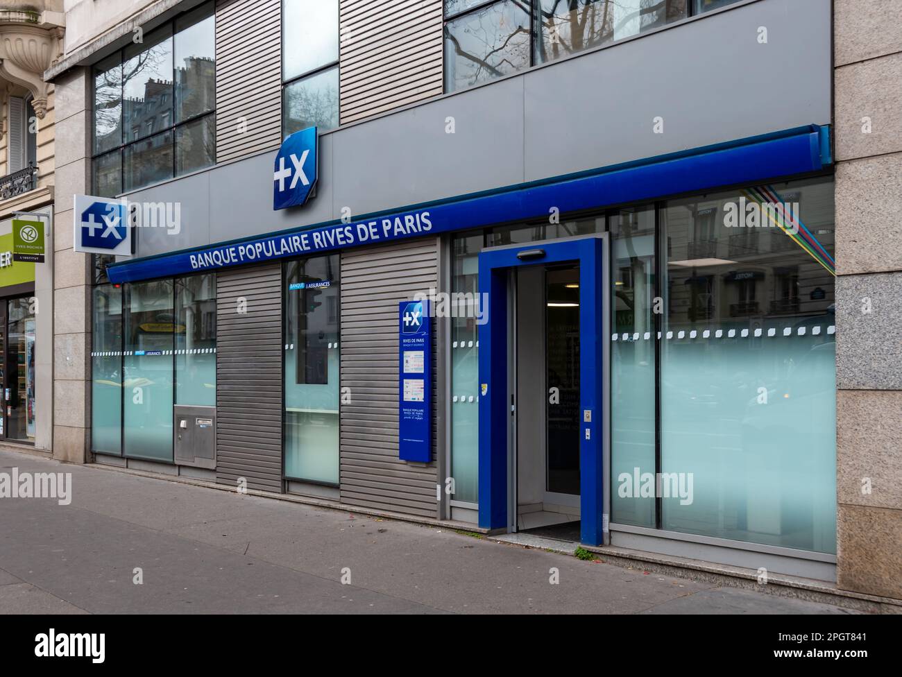 Außenansicht einer Zweigstelle der Banque Populaire Rives de Paris, einer der BPCE-Gruppe angehörenden regionalen Investmentbank Stockfoto