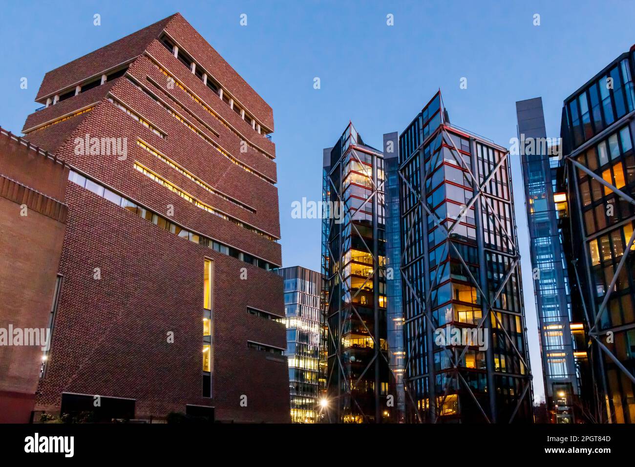 Blavatnik-Gebäude in Tate Modern, London, Großbritannien, auf der rechten Seite der Luxuswohnungen, die ein Gerichtsverfahren gegen die Galerie wegen Verletzung der Privatsphäre einleiteten Stockfoto