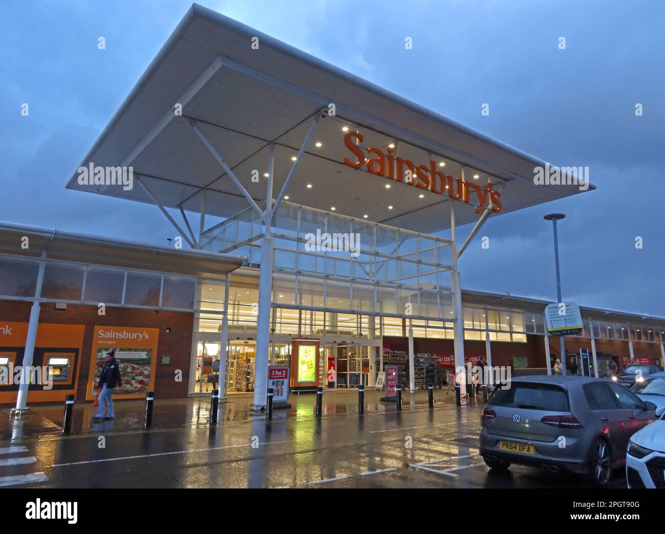 Sainsburys Supermarkt, 100 Church St, Warrington Town Centre at Dusk, Cheshire, England, UK, WA1 2TN Stockfoto
