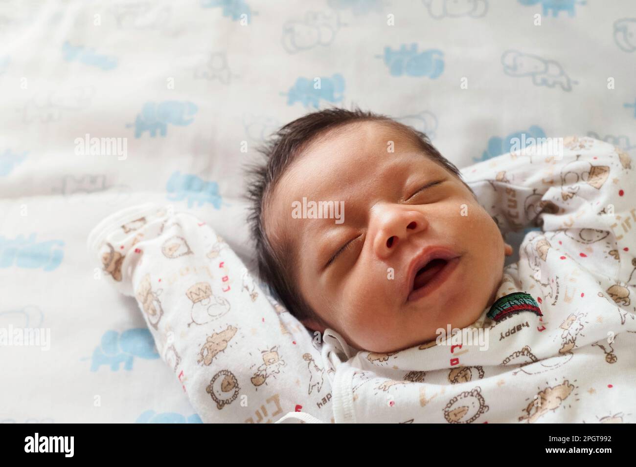 Fröhlicher süßer asia-Neugeborener, der morgens im Kinderzimmer mit Kopierbereich schläft. Familie und Gesundheitskonzept Stockfoto
