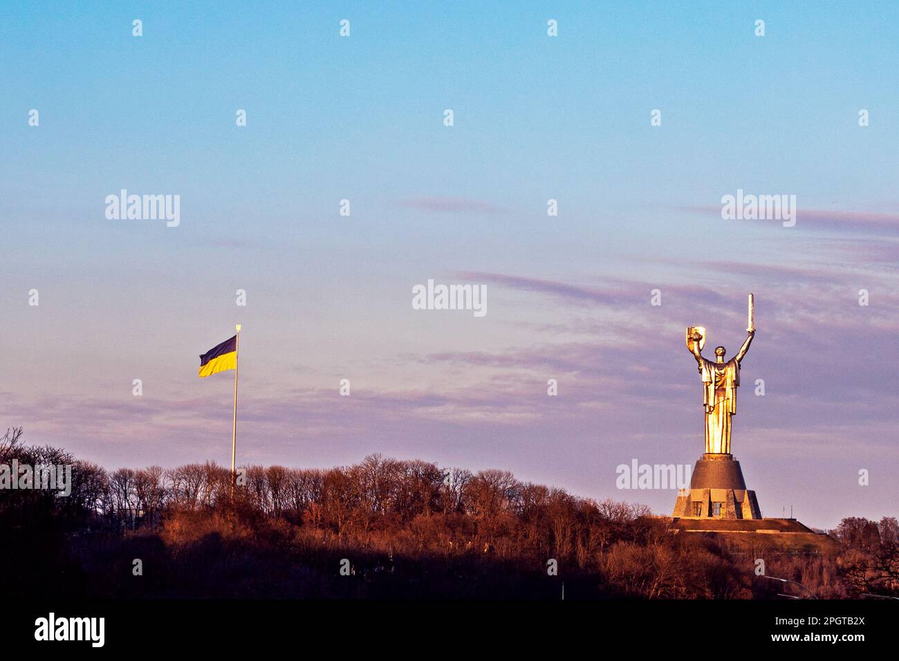 Unabhängigkeitsdenkmal und ukrainische Flagge am Abendhimmel in Kiew in der ukraine. Krieg in der ukraine Stockfoto