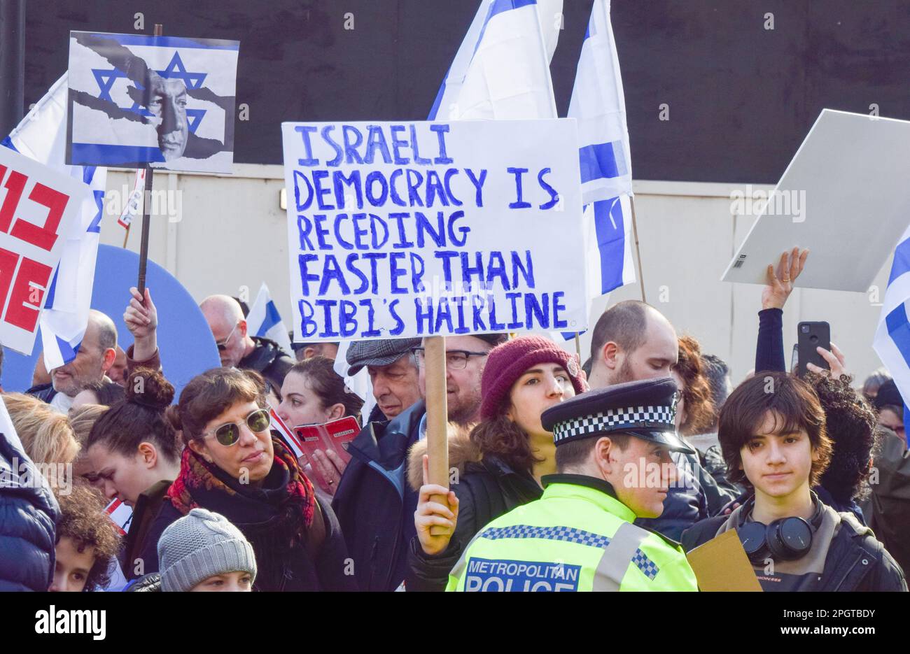 London, Großbritannien. 24. März 2023 Während des Besuchs des israelischen Ministerpräsidenten in Großbritannien inszenierte eine Menge britischer Israelis und britischer Juden vor der Downing Street einen Protest gegen Benjamin Netanjahu. Kredit: Vuk Valcic/Alamy Live News Stockfoto