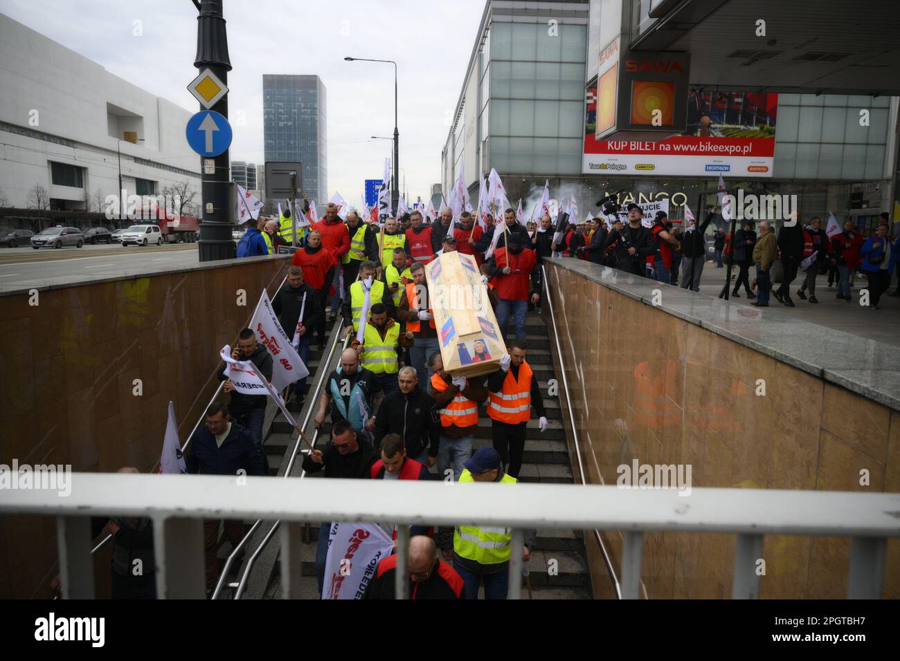 Warschau, Polen. 24. März 2023. Bergleute tragen ein Fass mit Bildern von EU-Beamten Frans Timmermans und Ursula von der Leuen und der Klinataktivistin Greta Thunberg während eines Protests gegen EU-Vorschläge für neue Vorschriften zur Rückverfolgung von Methanemissionen in Warschau, Polen am 24. März 2023. (Foto: Jaap Arriens/Sipa USA) Guthaben: SIPA USA/Alamy Live News Stockfoto