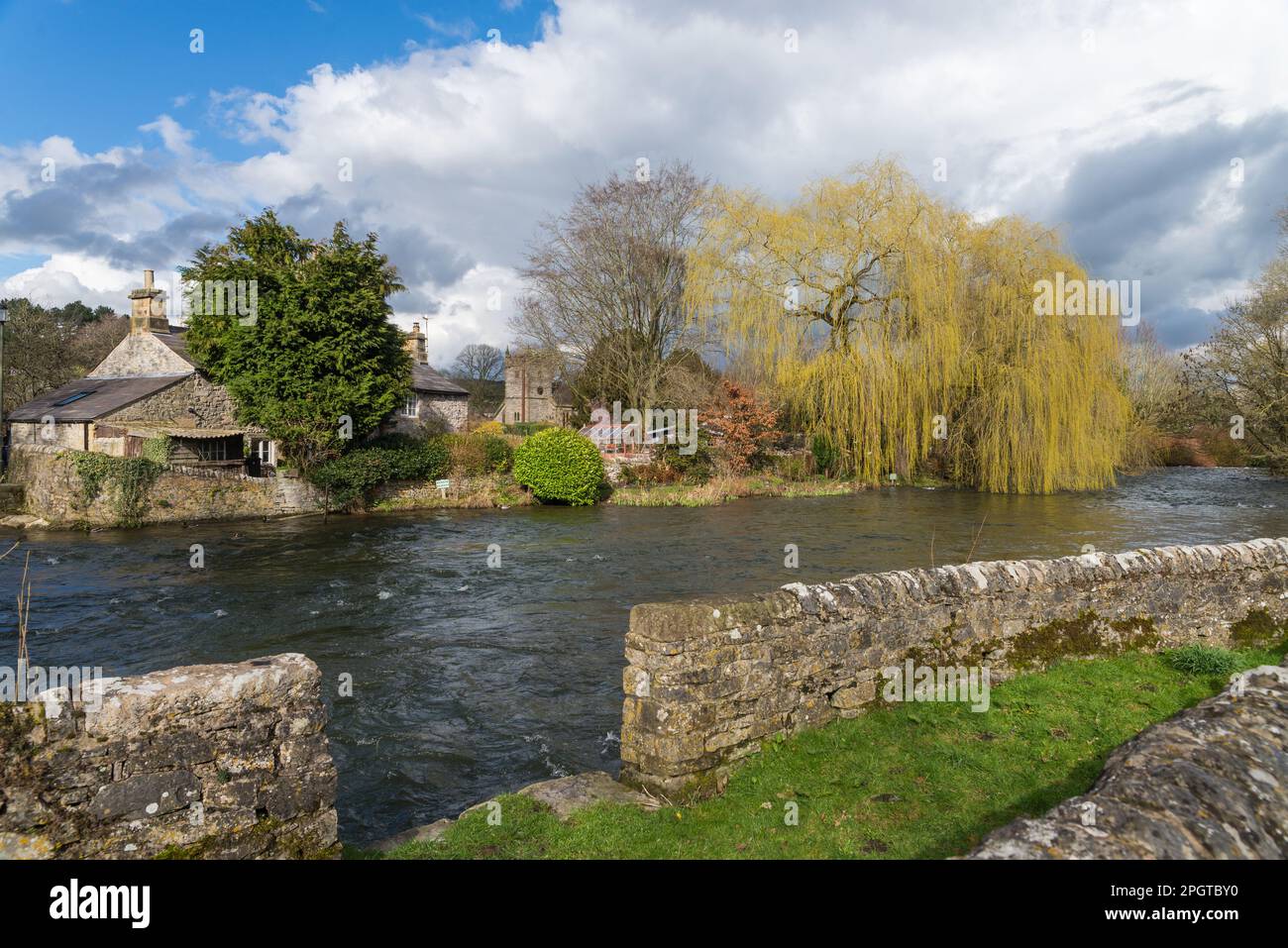 River Wye, der durch das hübsche Dorf Ashford in Derbyshire im Peak District fließt Stockfoto