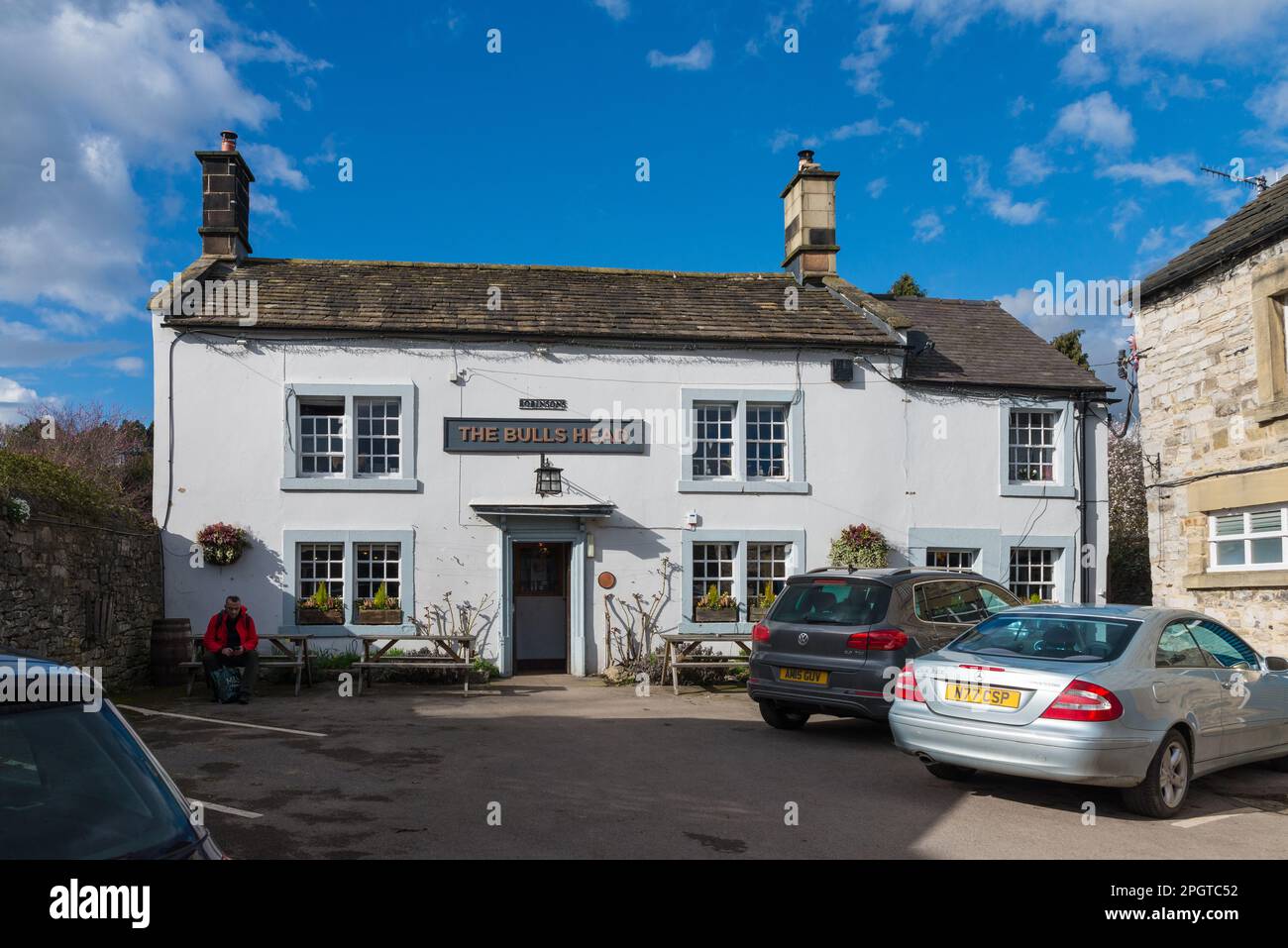 Der Bulls Head Pub im hübschen Dorf Ashford in Derbyshire im Peak District Stockfoto