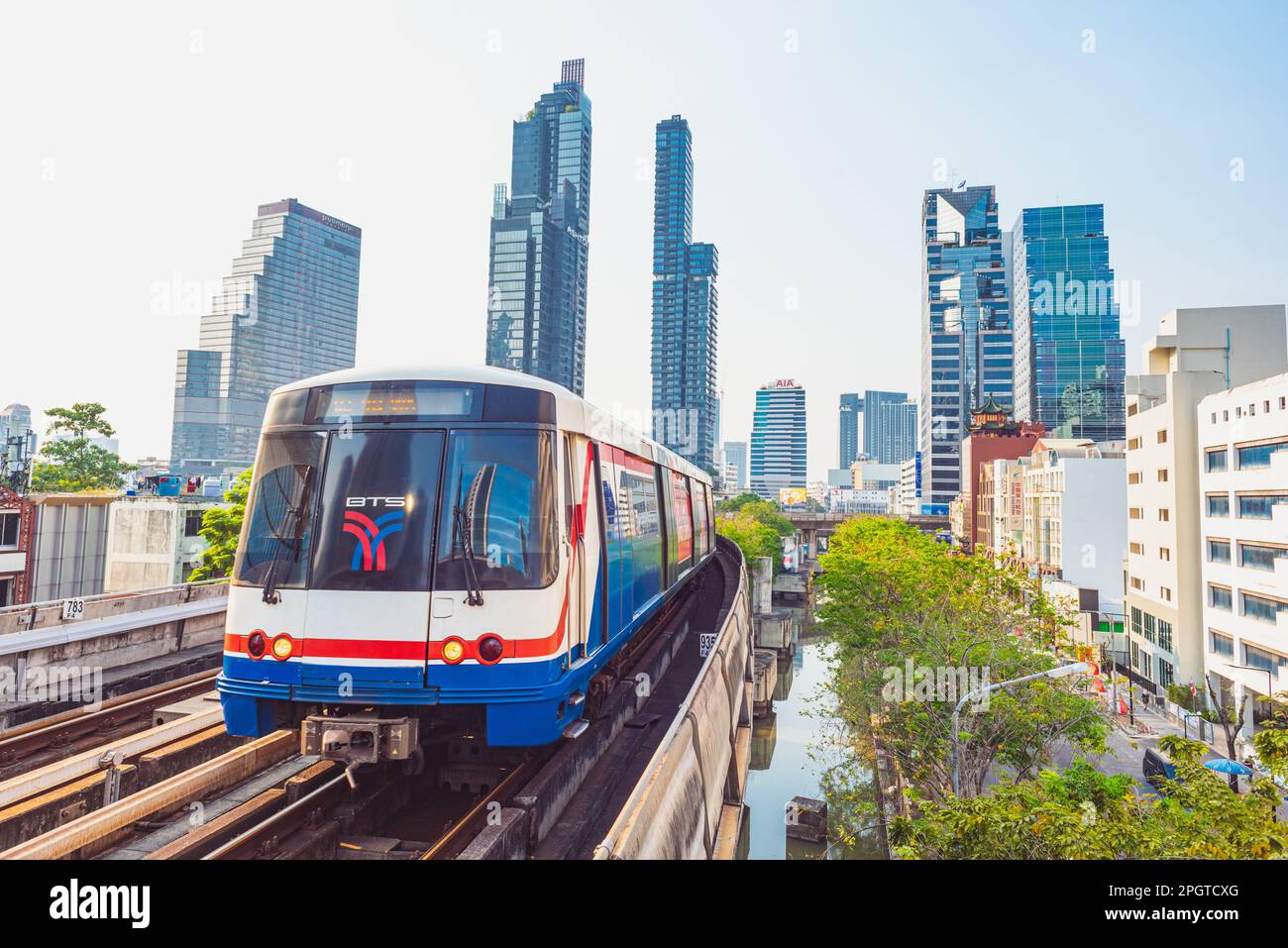 Bangkok, Thailand - 28. Februar 2023: Ein BTS-Zug in der Innenstadt. Stockfoto