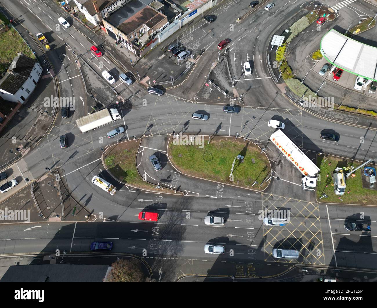 Blick aus der Vogelperspektive auf Hereford UK und die geschäftige Kreuzung der Fernstraße A49 und der A465 nach Abergavenny am Autobahnkreuz Belmont im März 2023 Stockfoto