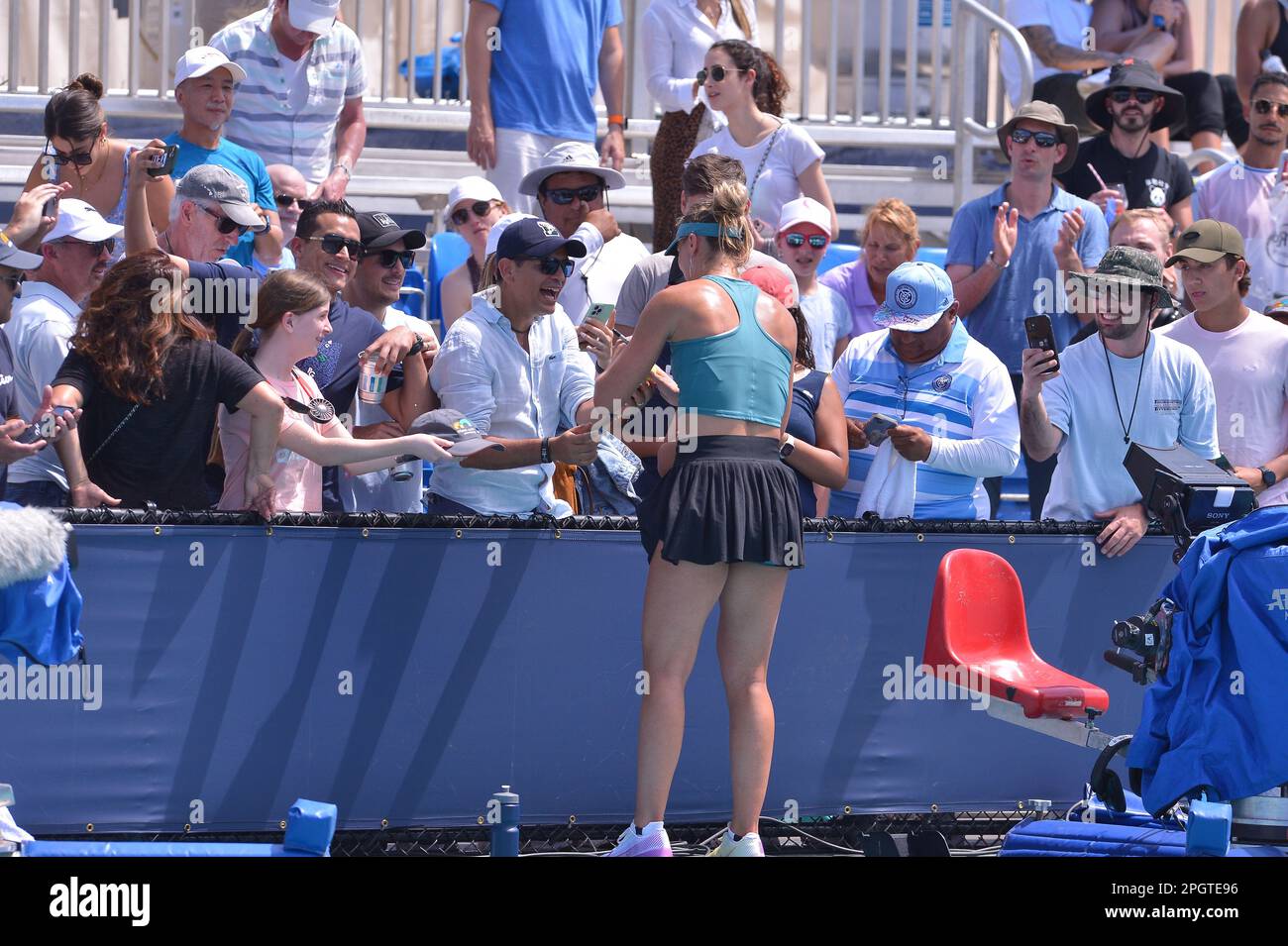 Miami Gardens, USA. 23. März 2023. MIAMI GARDENS, FLORIDA - 23. MÄRZ: Paula Badosa (ESP) signiert Autogramm für das Bild Laura Siegemund (GER) während der Miami Open, präsentiert vom Spiel Itaú im Hard Rock Stadium am 23. März 2023 in Miami Gardens, Florida. (Foto: JL/Sipa USA) Guthaben: SIPA USA/Alamy Live News Stockfoto