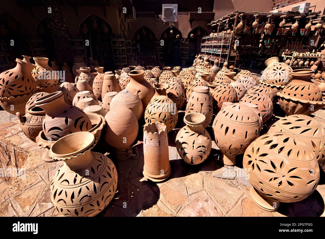 Töpferei zum Verkauf im Nizwa-Souk, Nizwa, Oman Stockfoto