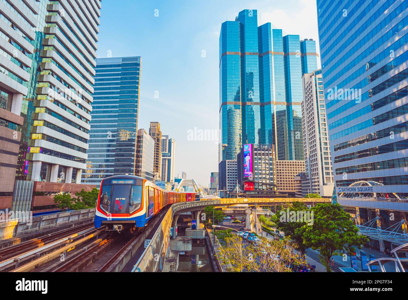 Bangkok, Thailand - 28. Februar 2023: Ein BTS-Zug in der Innenstadt. Stockfoto