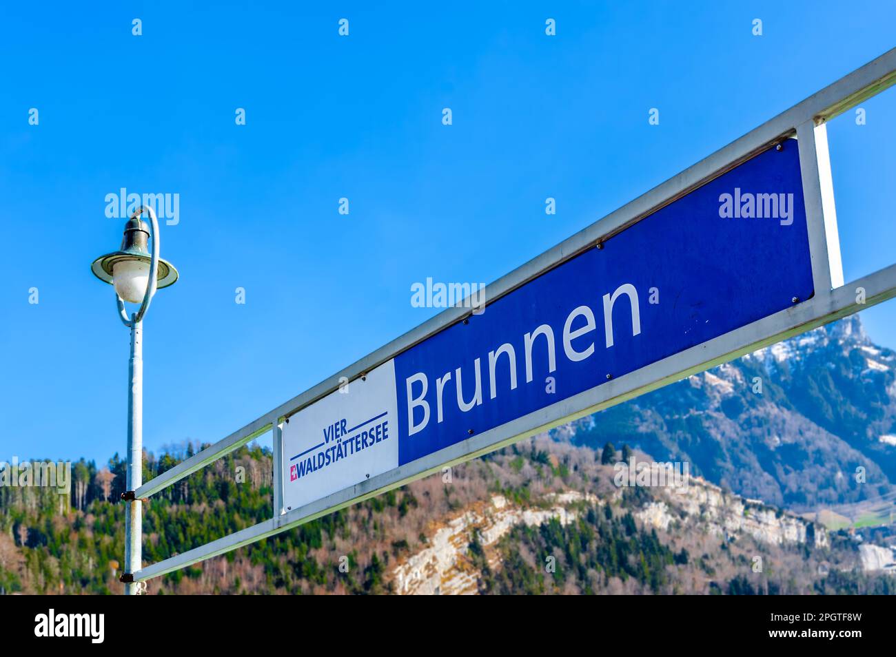 Brunnen, Schweiz - 20. Februar 2023: Brunnen ist eine Stadt in der Gemeinde Ingenbohl und liegt am Vierwaldstättersee im Kanton Schwyz in Stockfoto