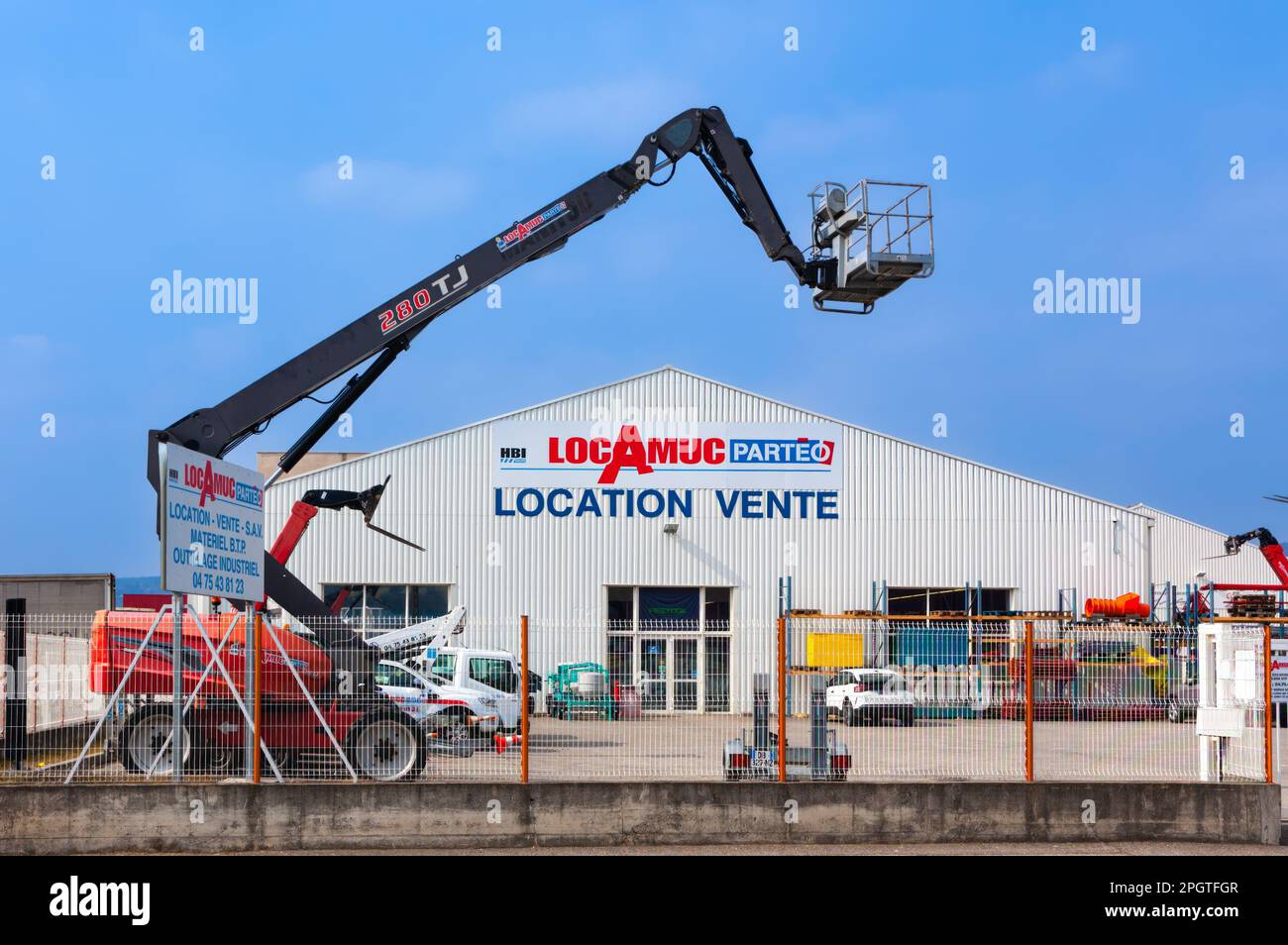 Valence, Frankreich - 2. März 2023: Französisches Unternehmen für die Vermietung von Industrieanlagen Stockfoto