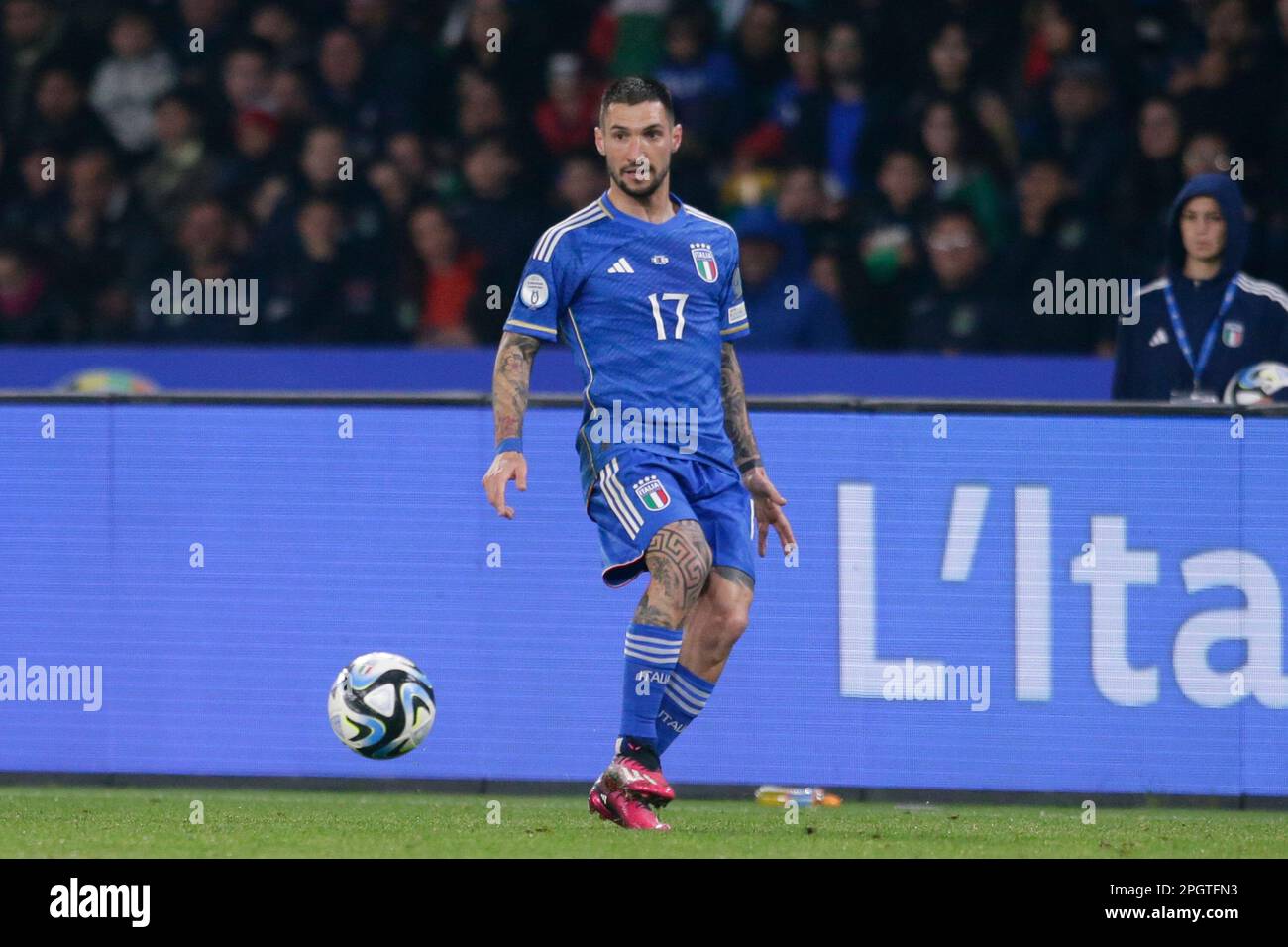 Politano Der italienische Stürmer Matteo Politano (Neapel) kontrolliert den Ball ...