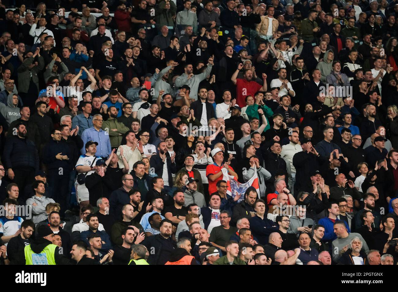 EnglandÕs-Fans spielen bei den europäischen Qualifikationsspielen am 23. März 2023 im Diego Armando Maradona Stadium in Neapel, Süditalien, Italien gegen England. Stockfoto