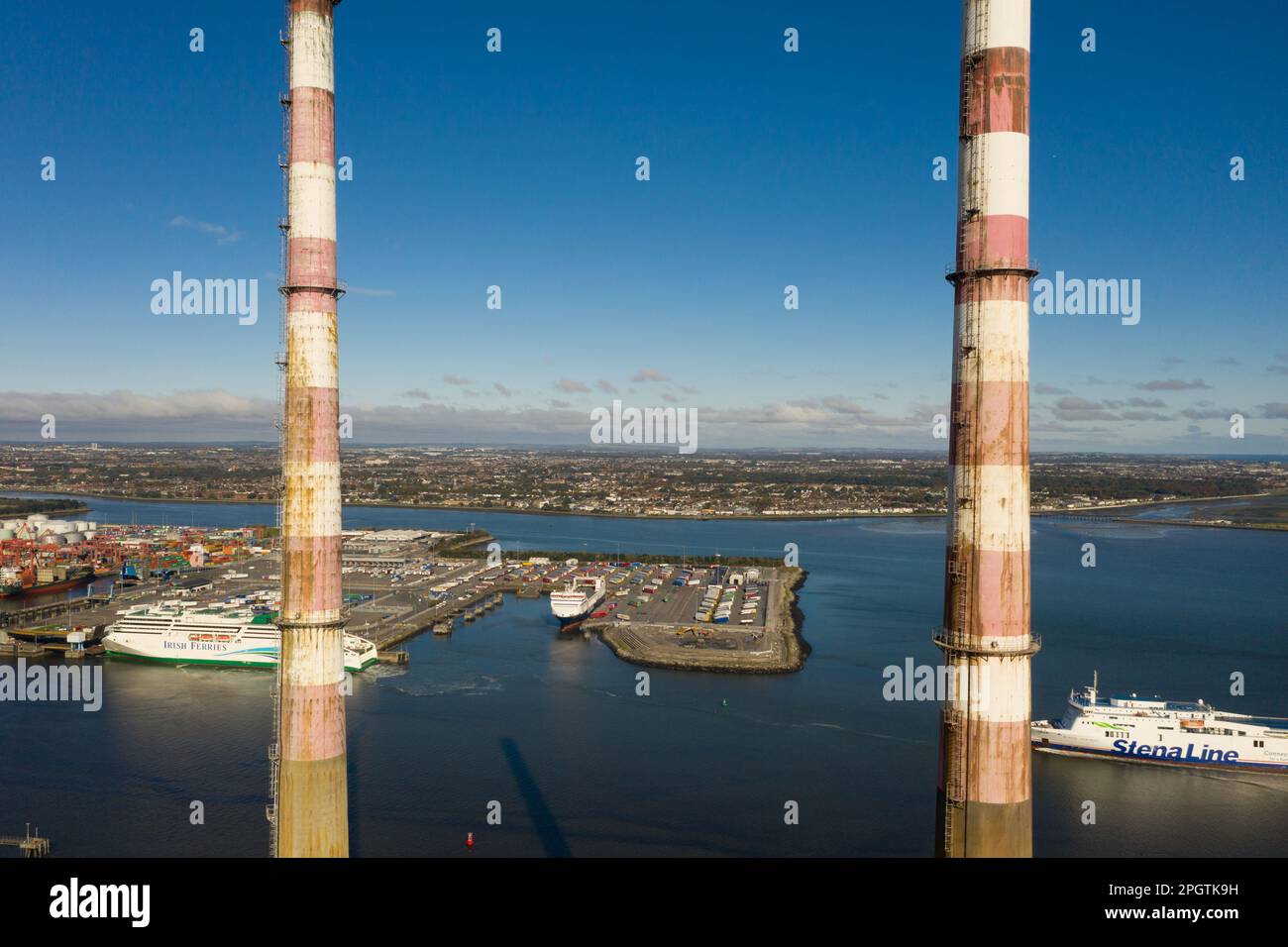 Dublin, Irland: Luftaufnahme des von ESB betriebenen Kraftwerks Poolbeg A (Poolbeg). Stena Line Fähre. Stockfoto