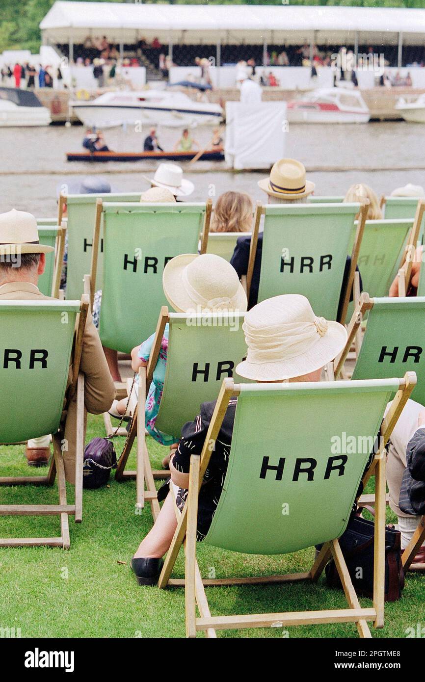 Liegestühle der Marke Henley Royal Regatta, die während des Rennens 2001 in Gebrauch waren. Stockfoto