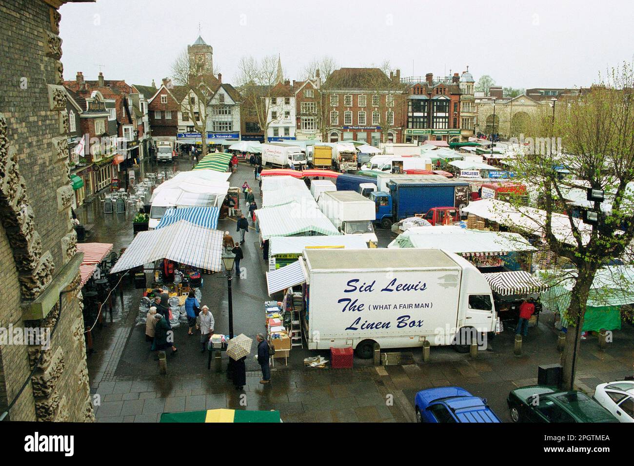 Salisbury Markt. Eine lebhafte Szene an einem Dienstag in Central Salisbury Mitte der 1990er. Wiltshire UK Stockfoto