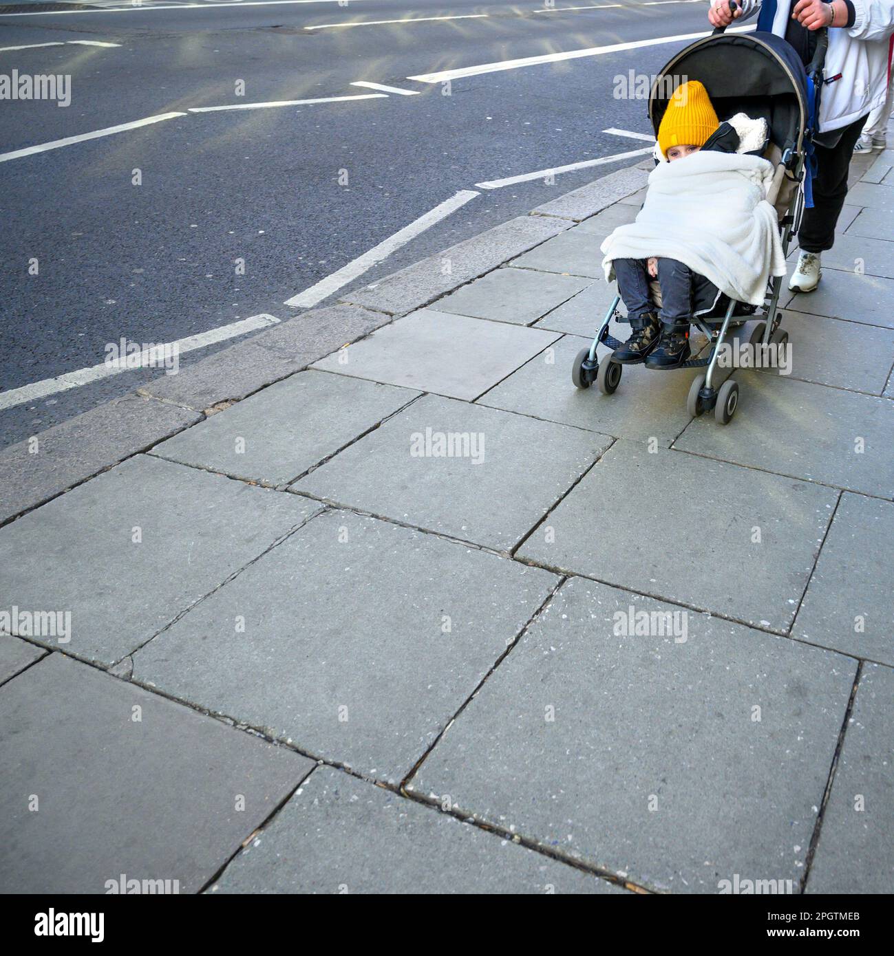London, England, Großbritannien. Kleines Kind in einem Kinderwagen, im Winter warm eingewickelt Stockfoto