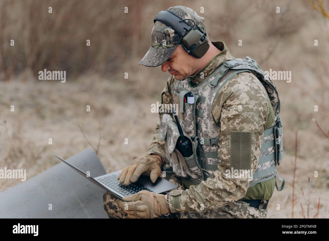 Ein Soldat arbeitet an seinem Laptop. Stockfoto