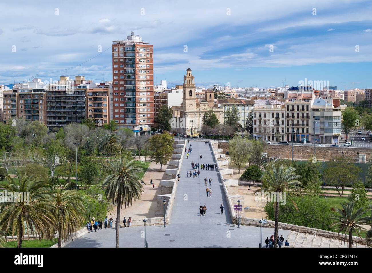 Blick auf die Serranos-Brücke von den Serrano-Türmen in Valencia. Valencia - Spanien Stockfoto