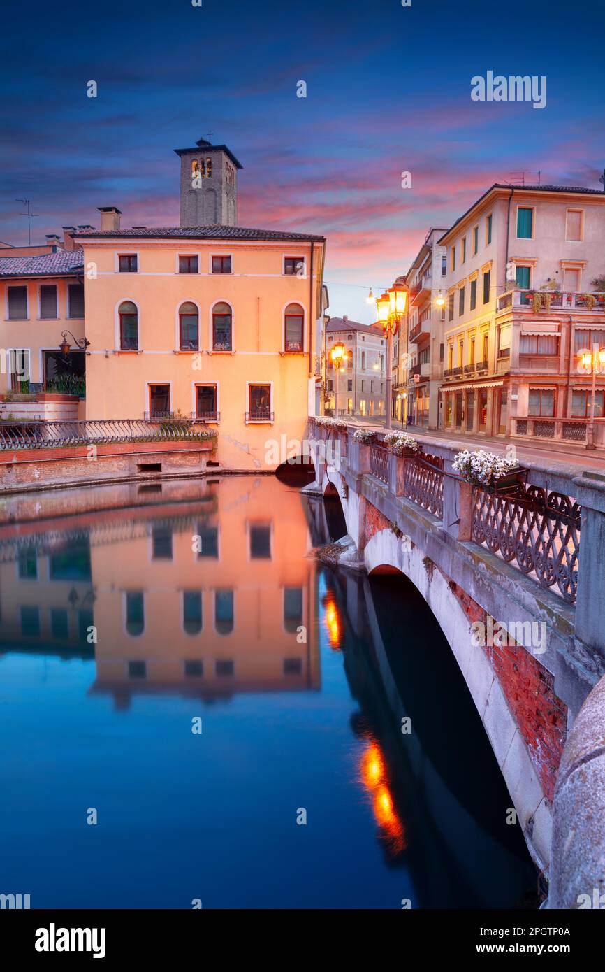 Treviso, Italien. Stadtbild des historischen Zentrums von Treviso, Italien bei Sonnenaufgang. Stockfoto