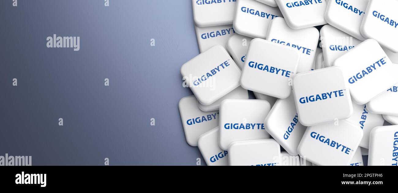 Logos des PC-Mainboard- und Grafikkartenherstellers Gigabyte auf einem Heap auf einem Tisch. Webbannerformat, Kopierbereich. Stockfoto
