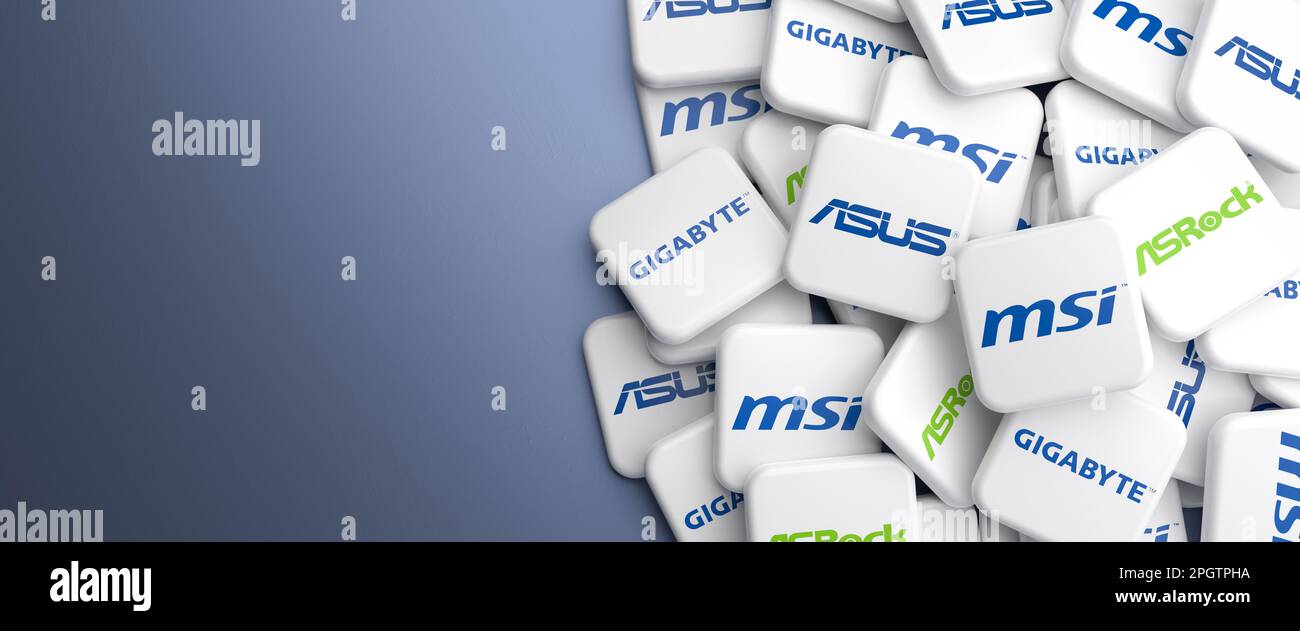 Logos der wichtigsten PC-Mainboard-Hersteller Asus, ASRock, Gigabyte und MSI auf einem Heap auf einem Tisch. Webbannerformat, Kopierbereich. Stockfoto