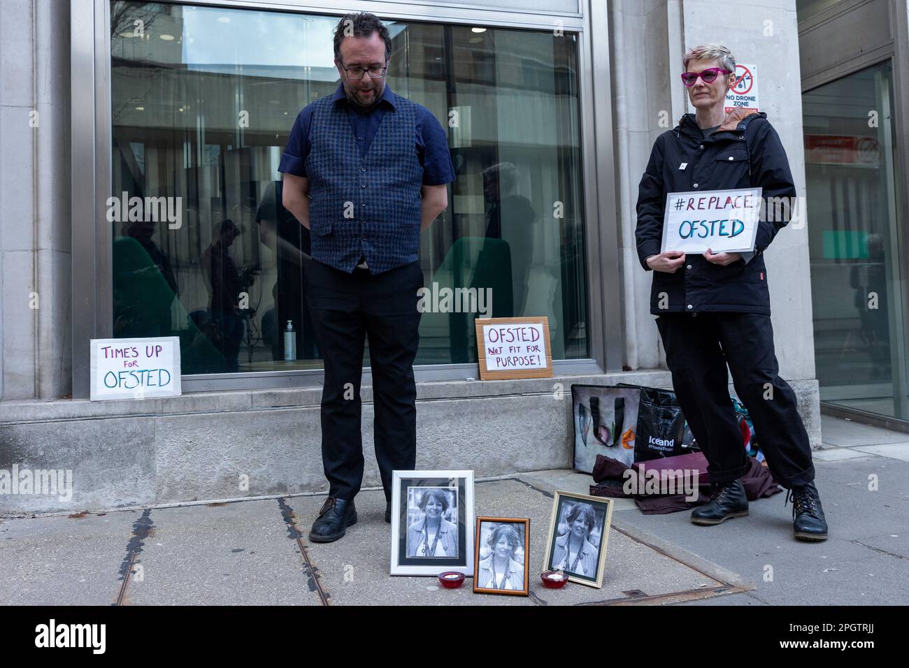 London, Großbritannien. 23. März 2023. James Denny (l), ein Elternteil von Reading, der mit Schulen zusammenarbeitet, um Kindern mehr Kunst und Kultur zu vermitteln, Und die ehemalige Lehrerin Amanda Bentham (r) hält eine Nachtwache vor den Büros von Ofsted, nachdem eine NEU-Petition beim Bildungsministerium eingereicht wurde, in der eine dringende Reform des Schulinspektionssystems und die Ersetzung von Ofsted gefordert wurde. Die Petition, die von 52.000 Personen unterschrieben wurde, war begonnen worden, bevor Ruth Perry, Cheflehrerin an der Caversham Grundschule, ihr Leben nahm, während sie auf einen Ofsted-Bericht wartete. Kredit: Mark Kerrison Stockfoto