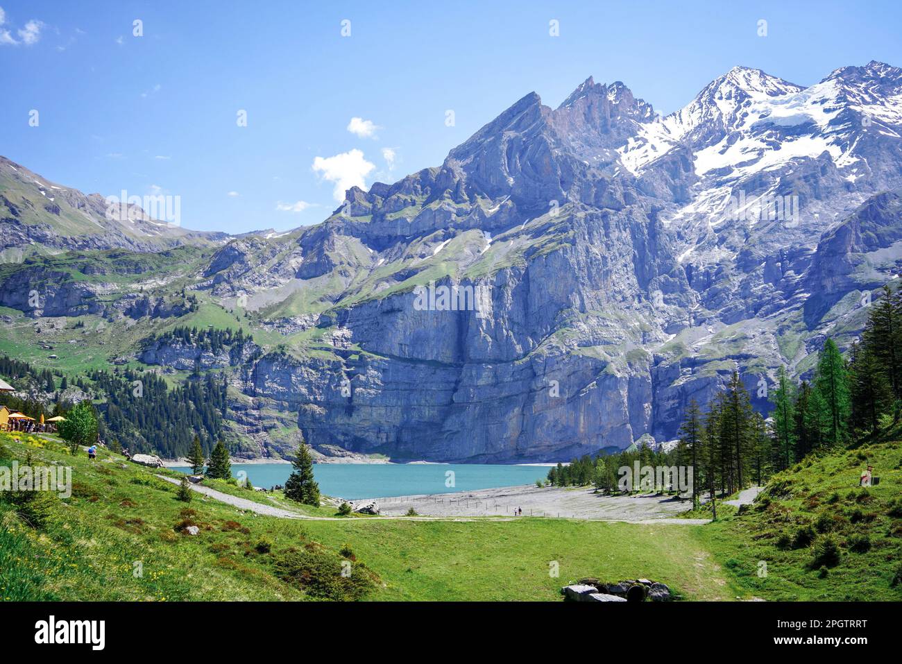 Ein majestätischer Blick auf einen See, eingebettet zwischen zwei großen Bergen, umgeben von üppigem Grün Stockfoto